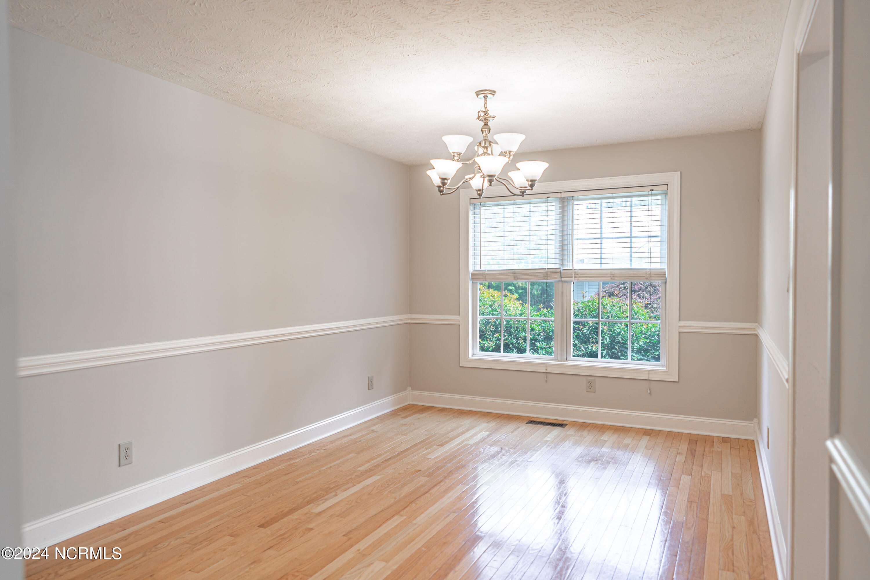 380 Queens Cove Way
