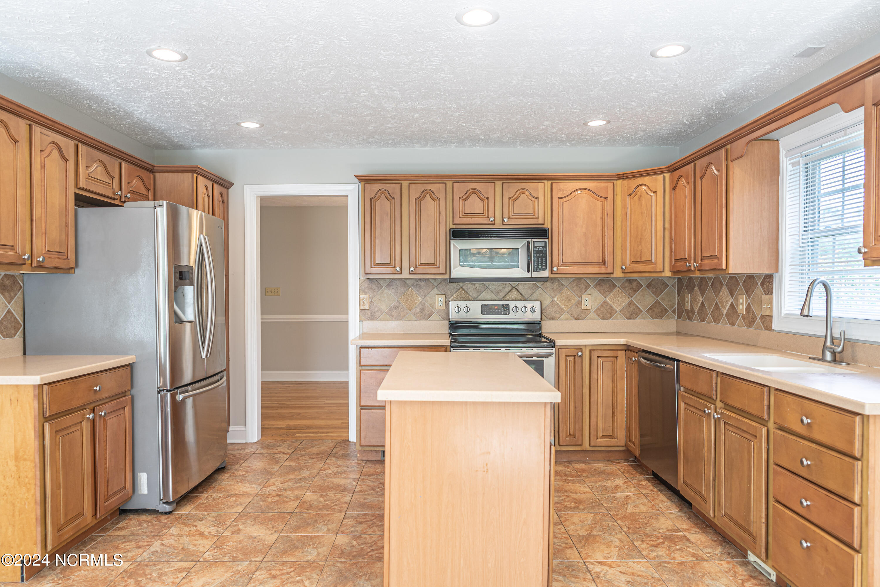 380 Queens Cove Way
