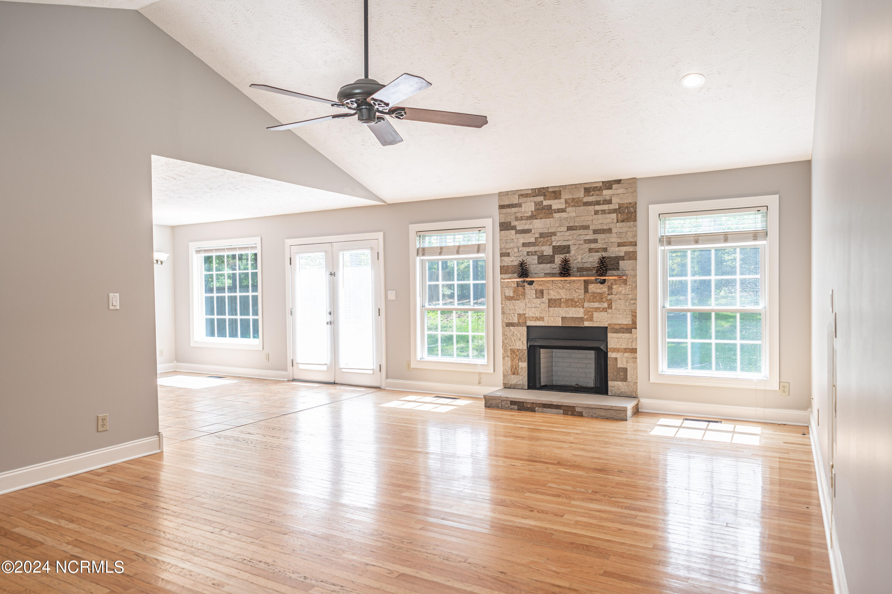 380 Queens Cove Way
