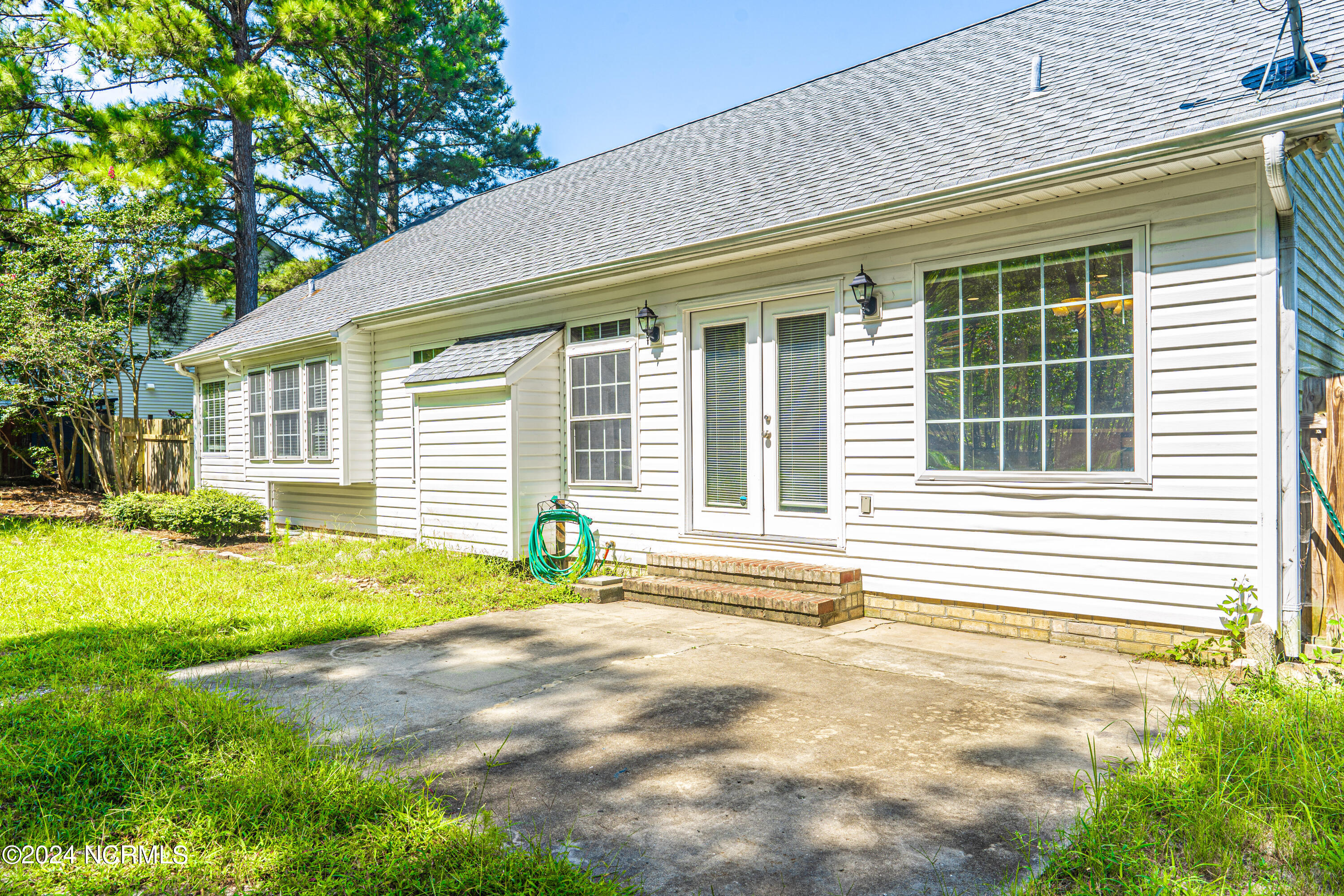 380 Queens Cove Way