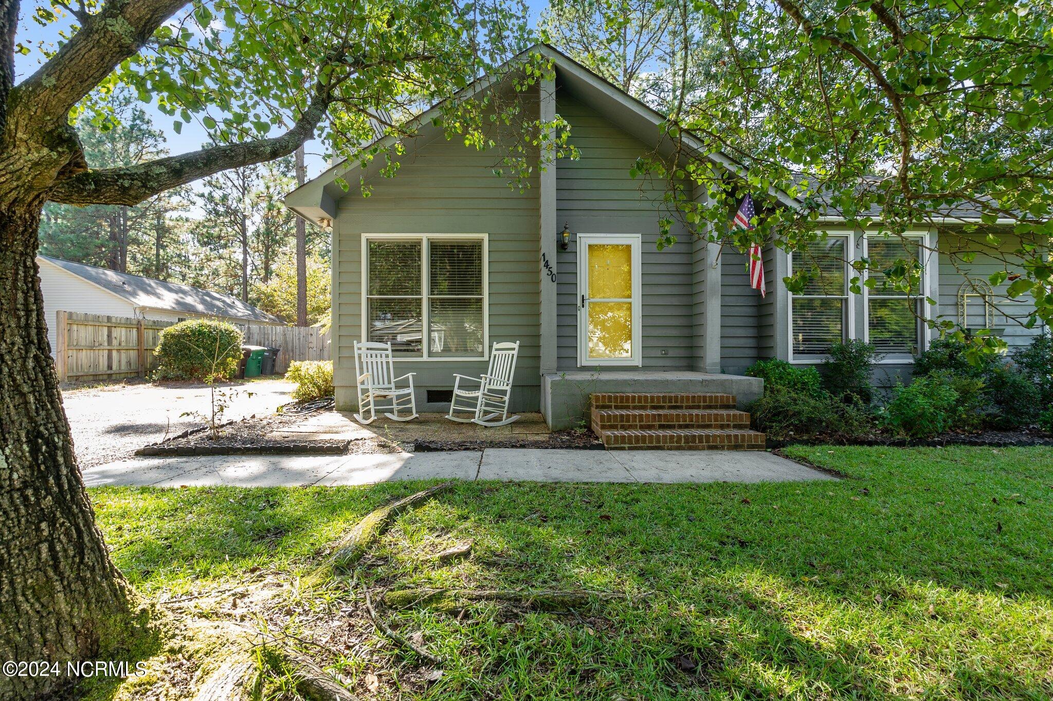 1450 Longleaf Drive E