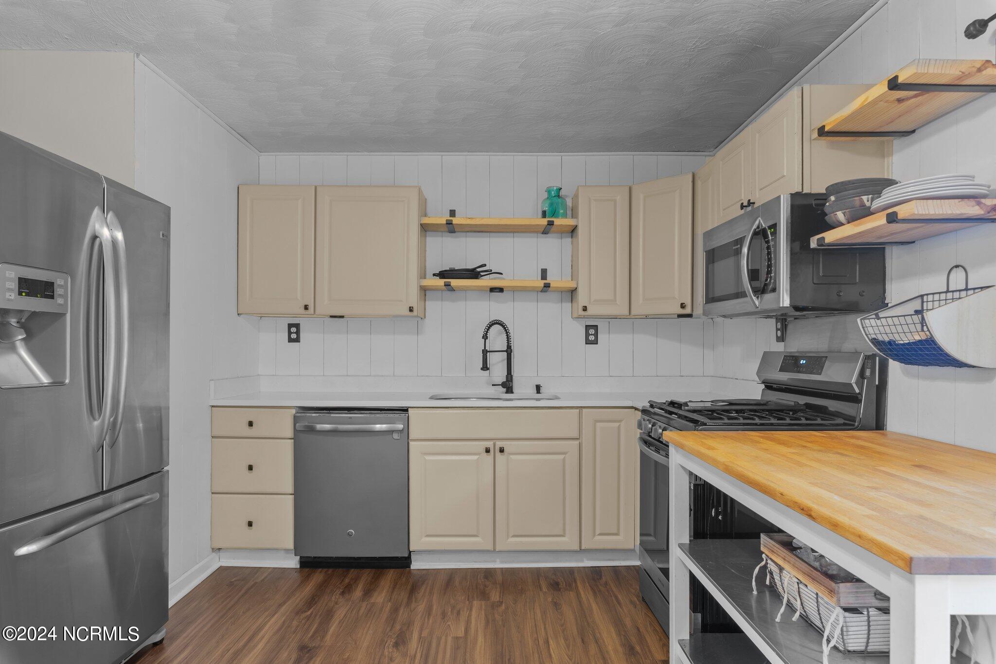 620 E New England Avenue