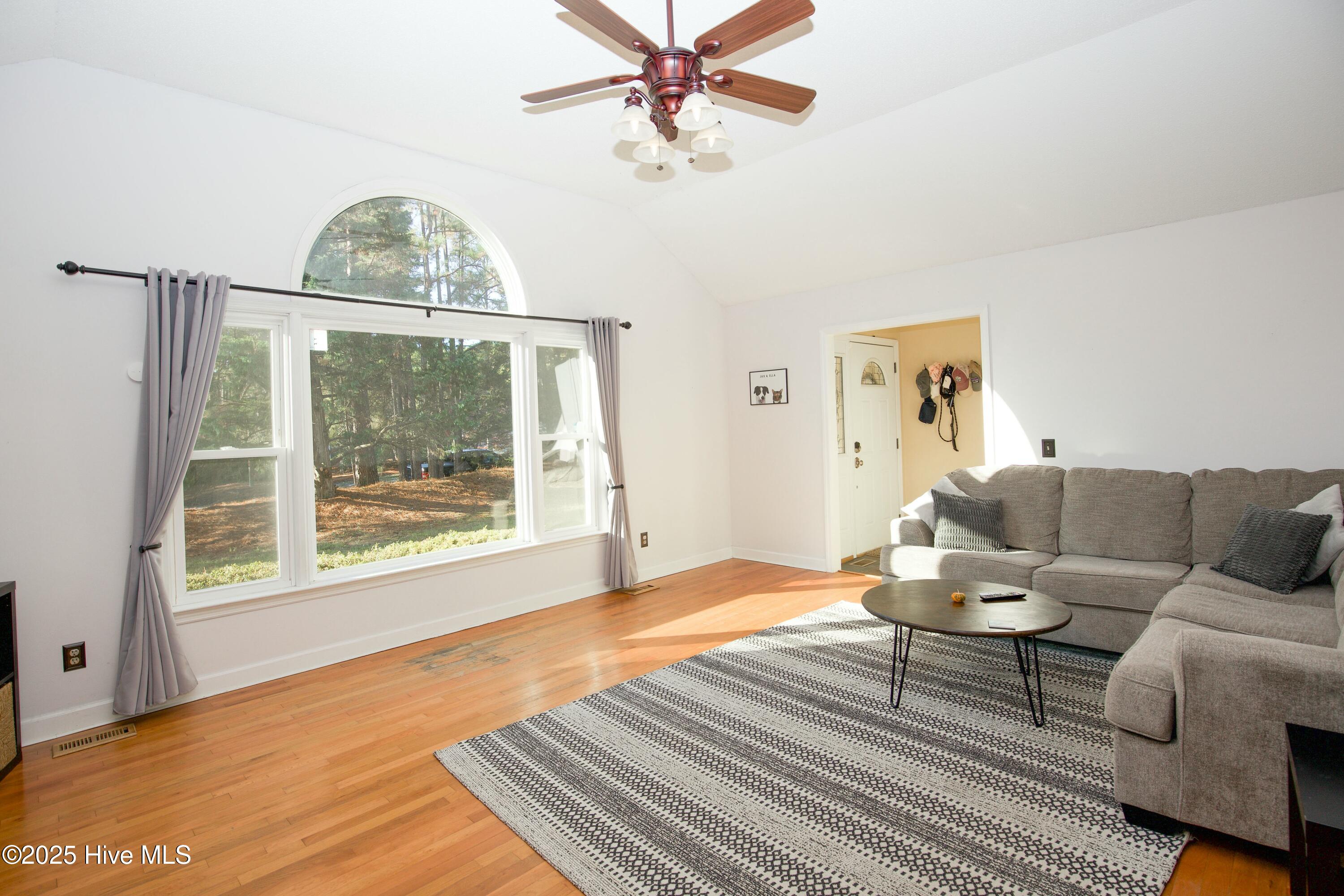 109 Selkirk Trail