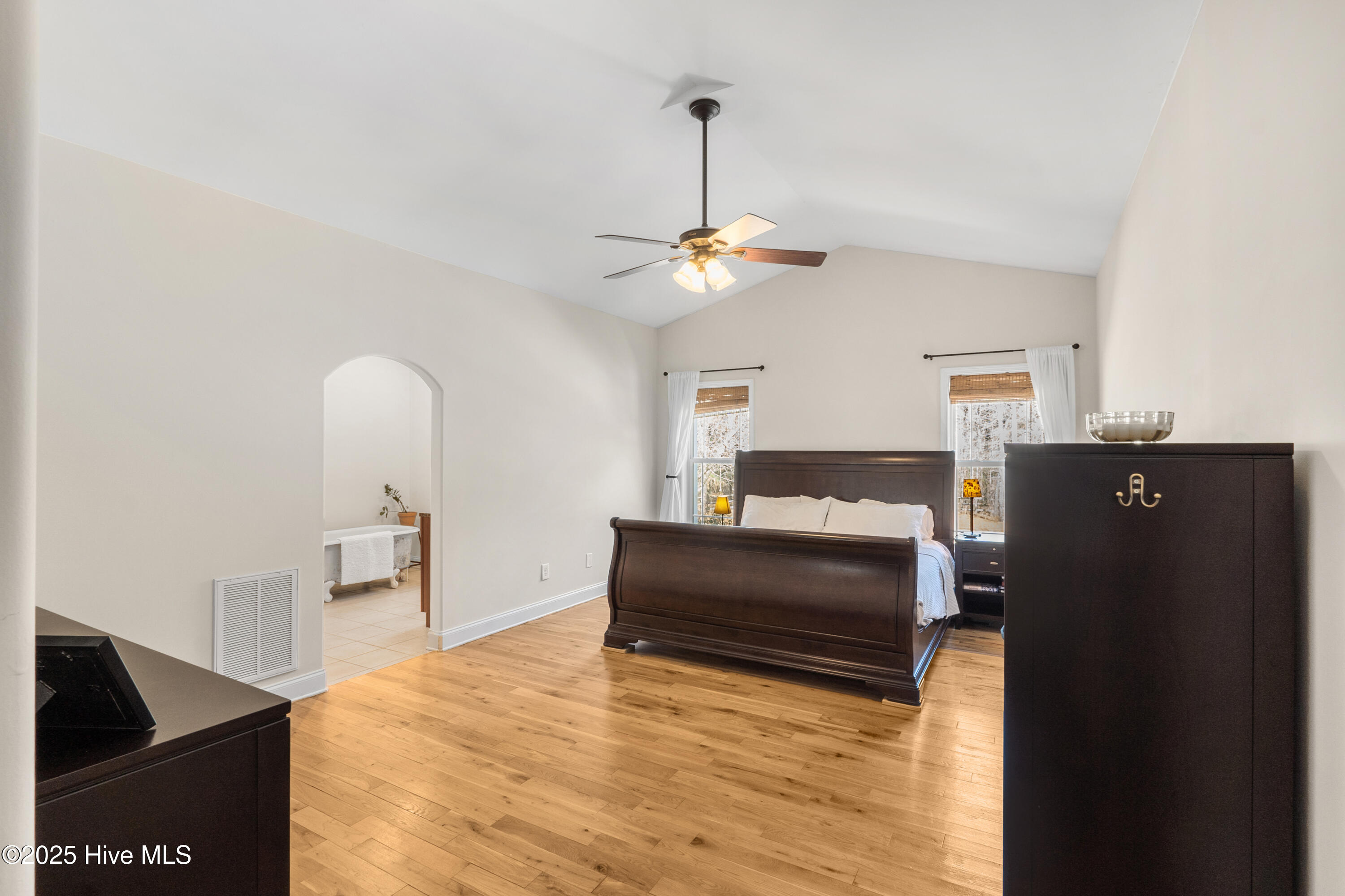 303 Queens Cove Way