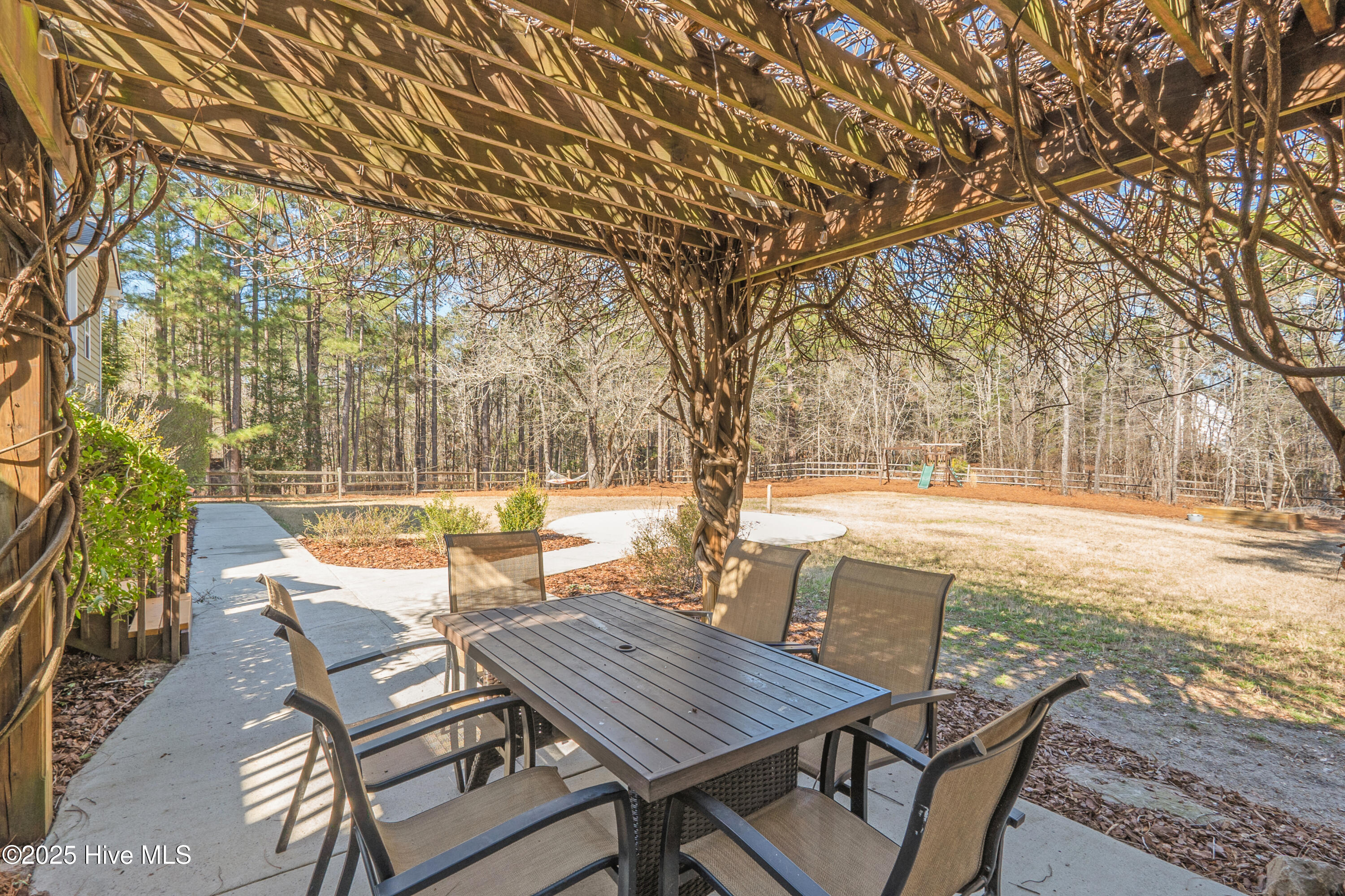 303 Queens Cove Way