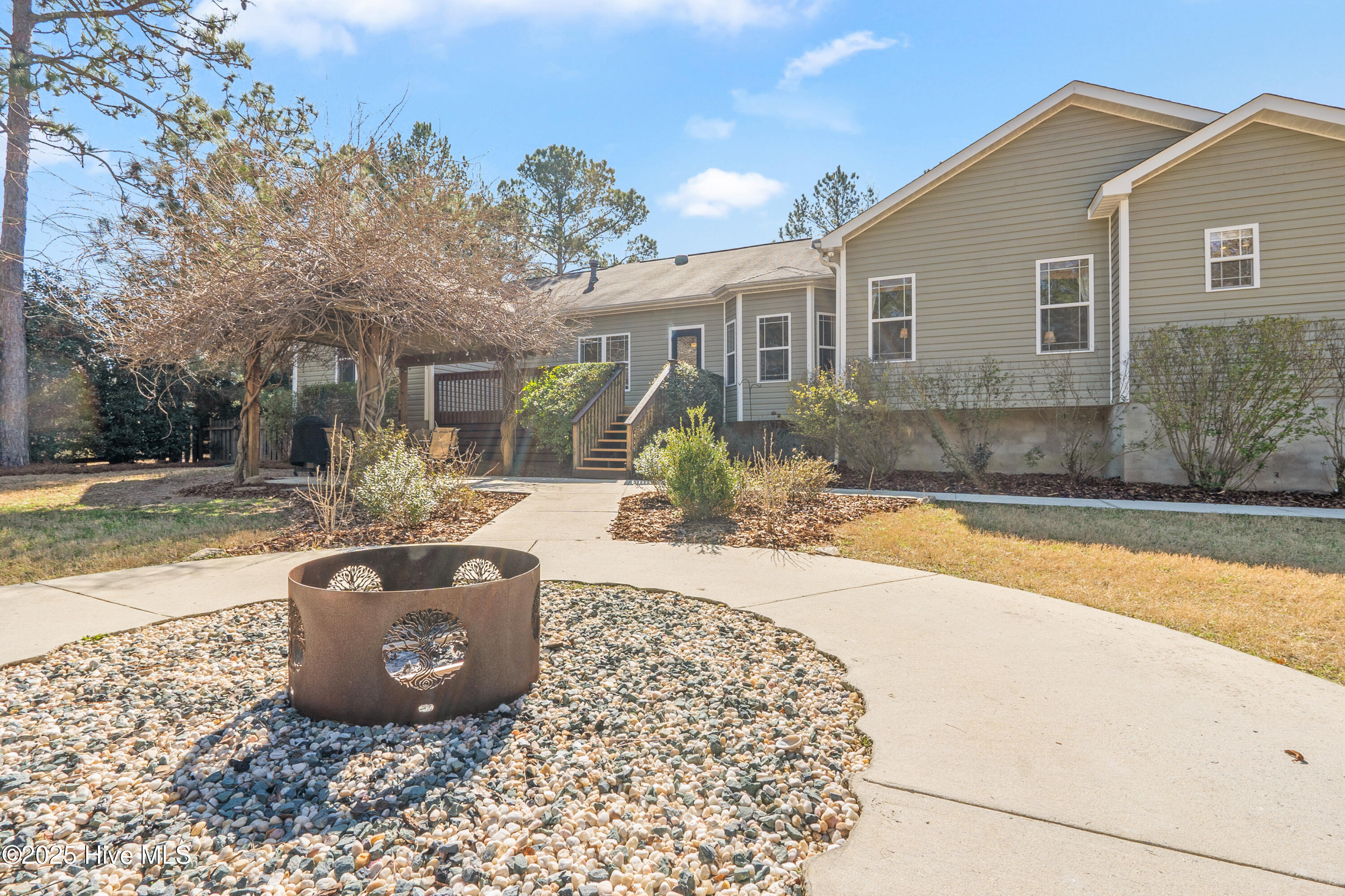 303 Queens Cove Way