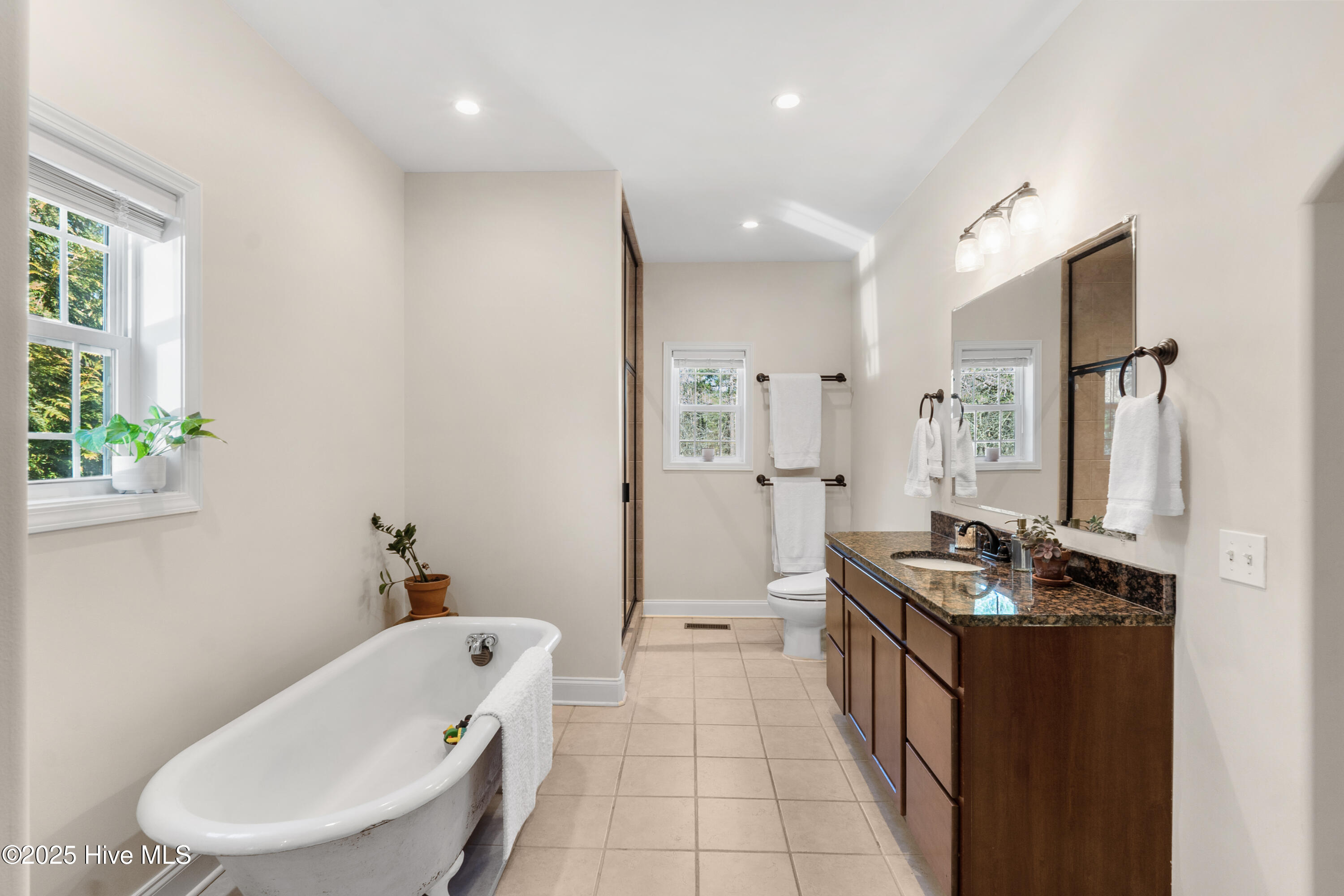 303 Queens Cove Way