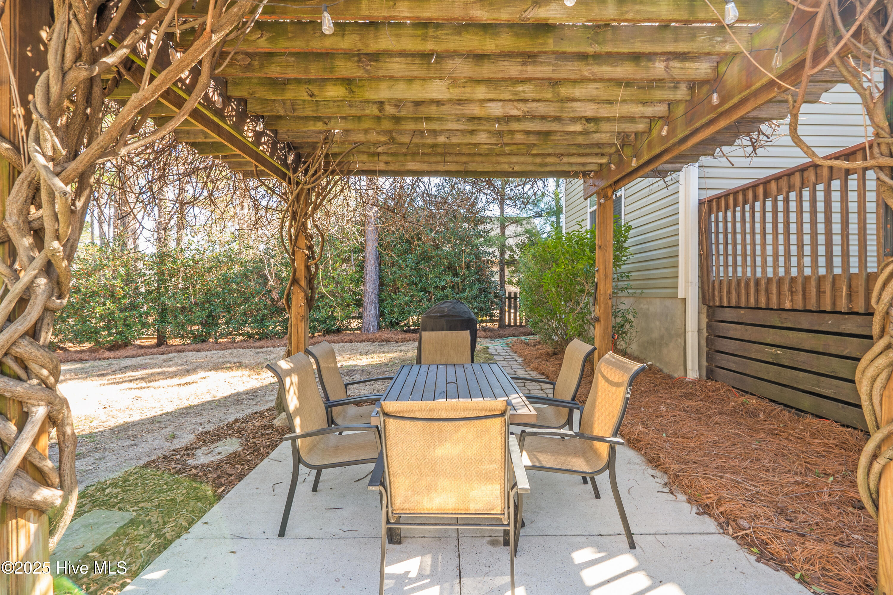 303 Queens Cove Way