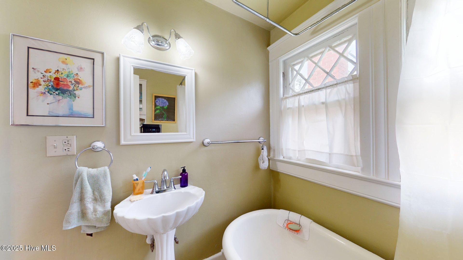 305 E New Hampshire Avenue