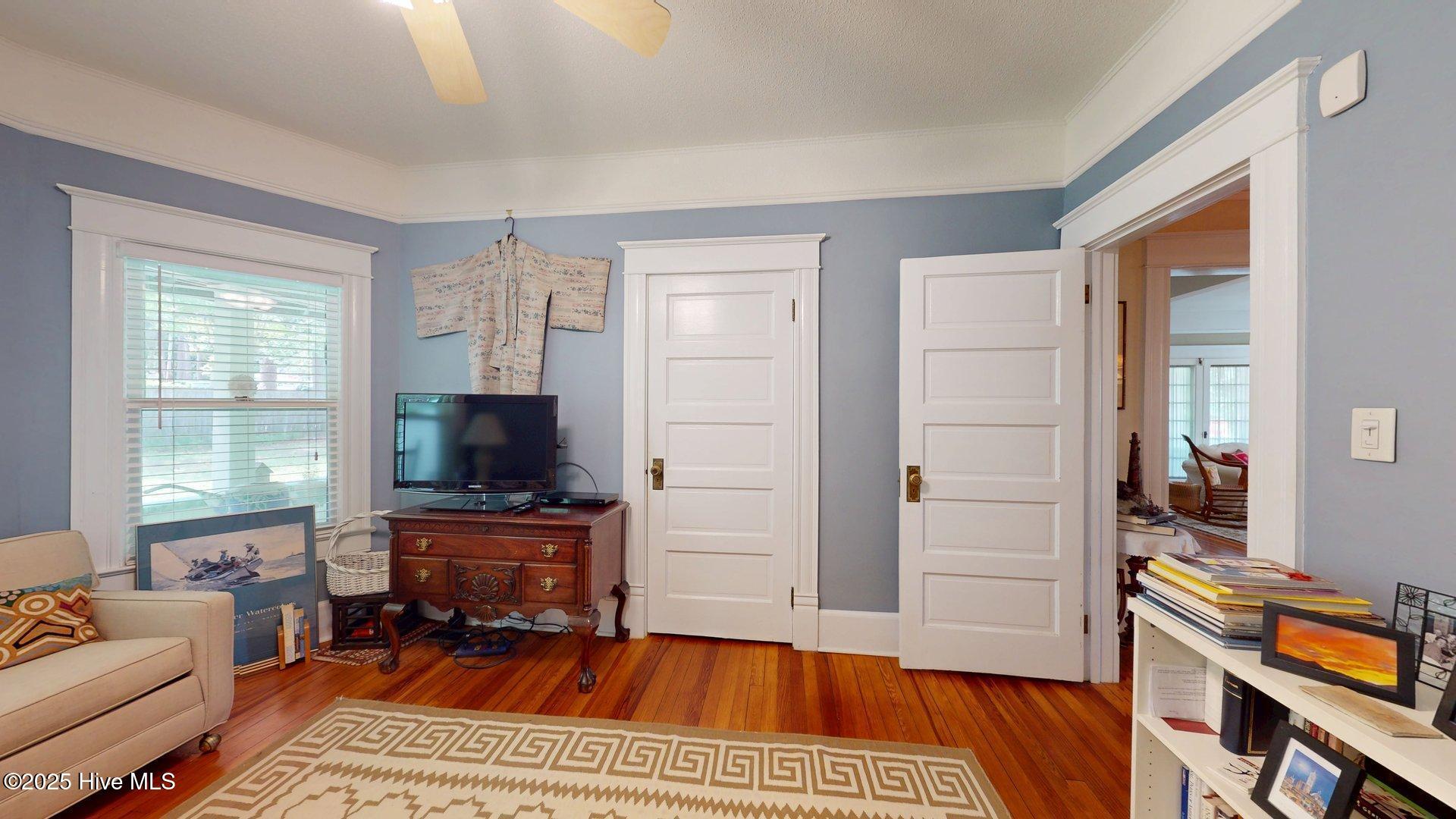 305 E New Hampshire Avenue