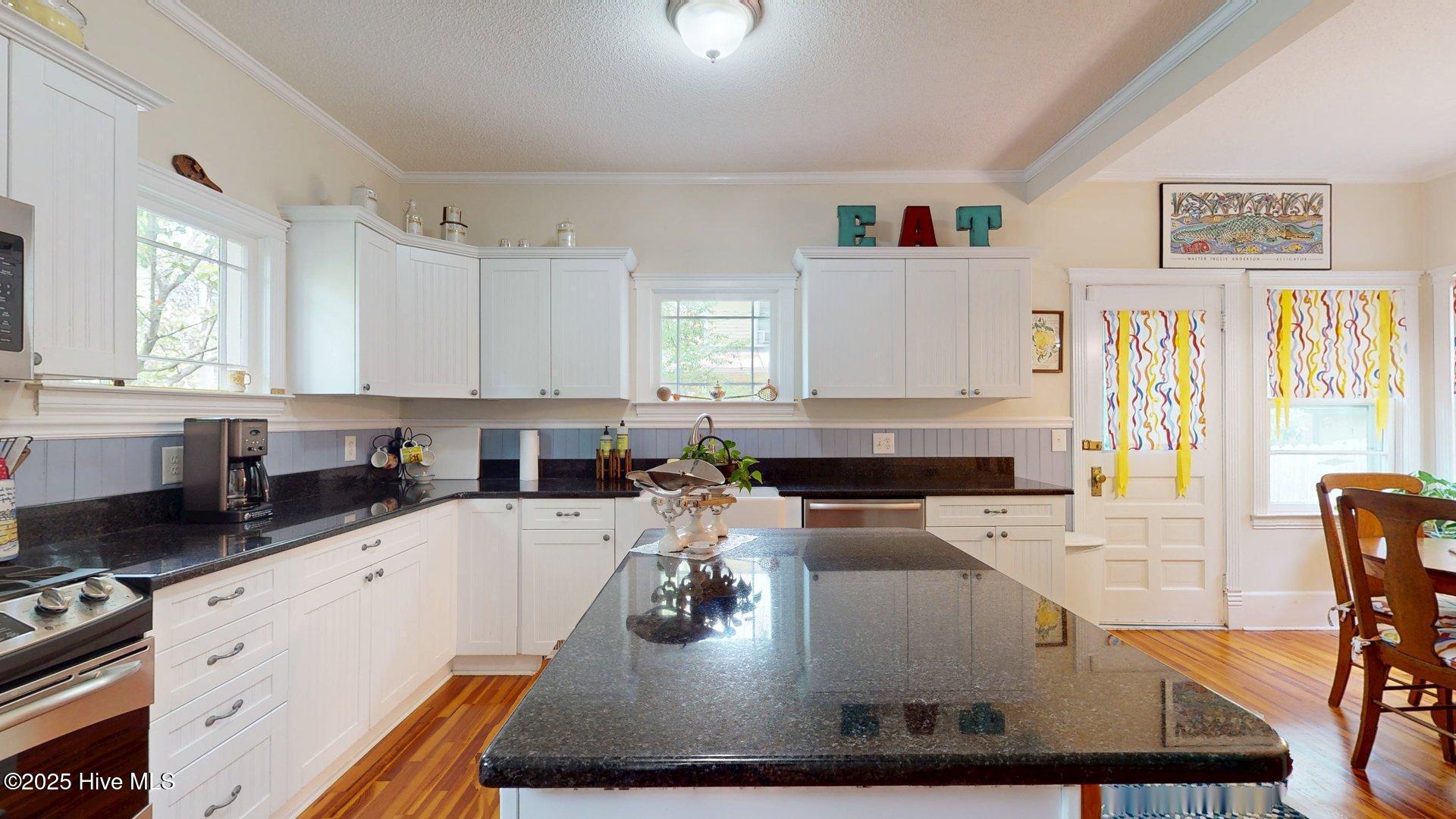 305 E New Hampshire Avenue