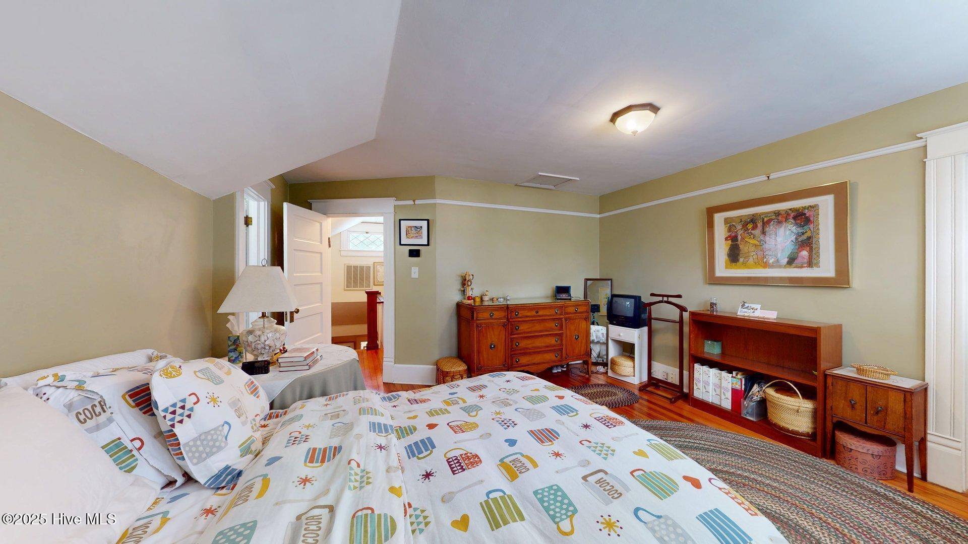 305 E New Hampshire Avenue