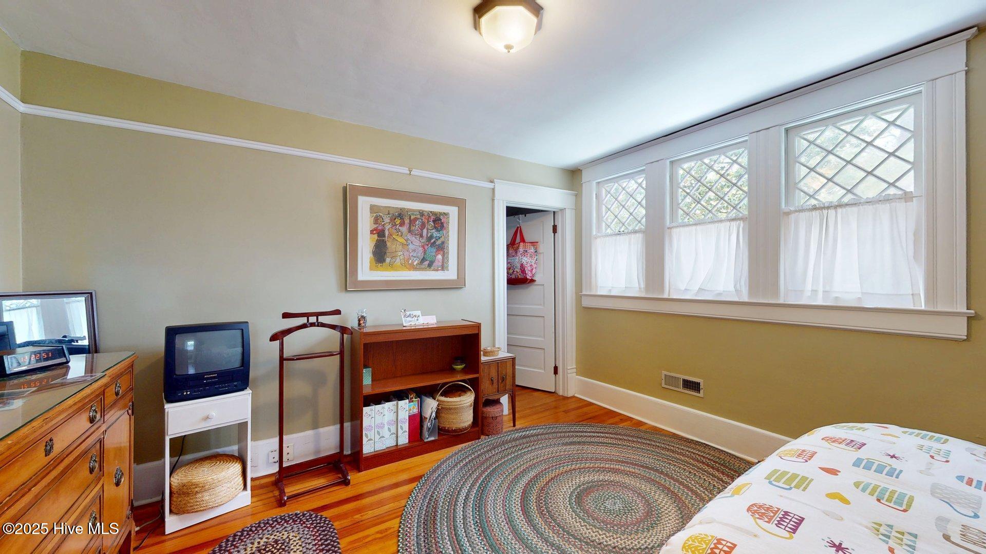 305 E New Hampshire Avenue