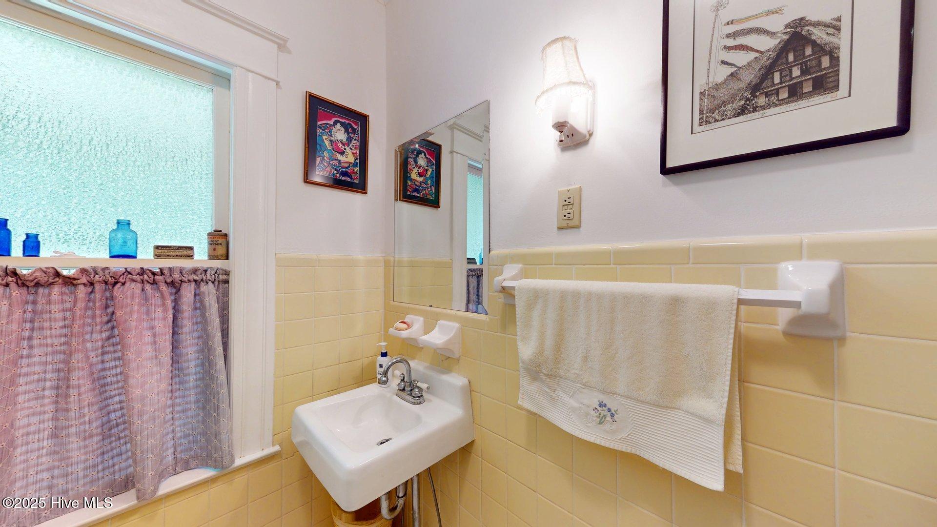 305 E New Hampshire Avenue