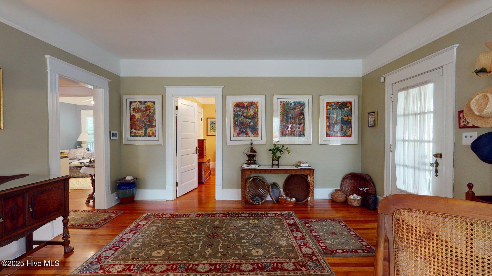 305 E New Hampshire Avenue