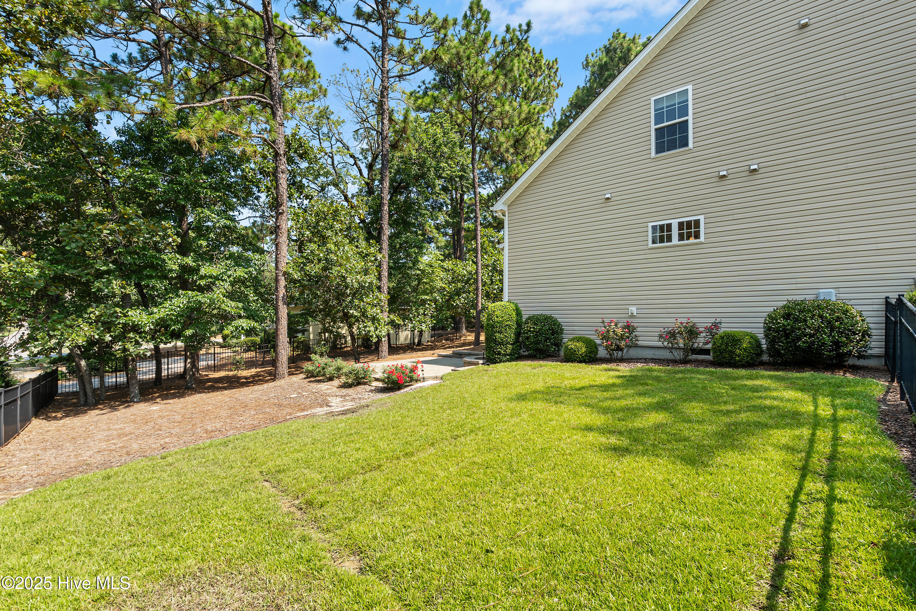 1 Catalpa Lane N
