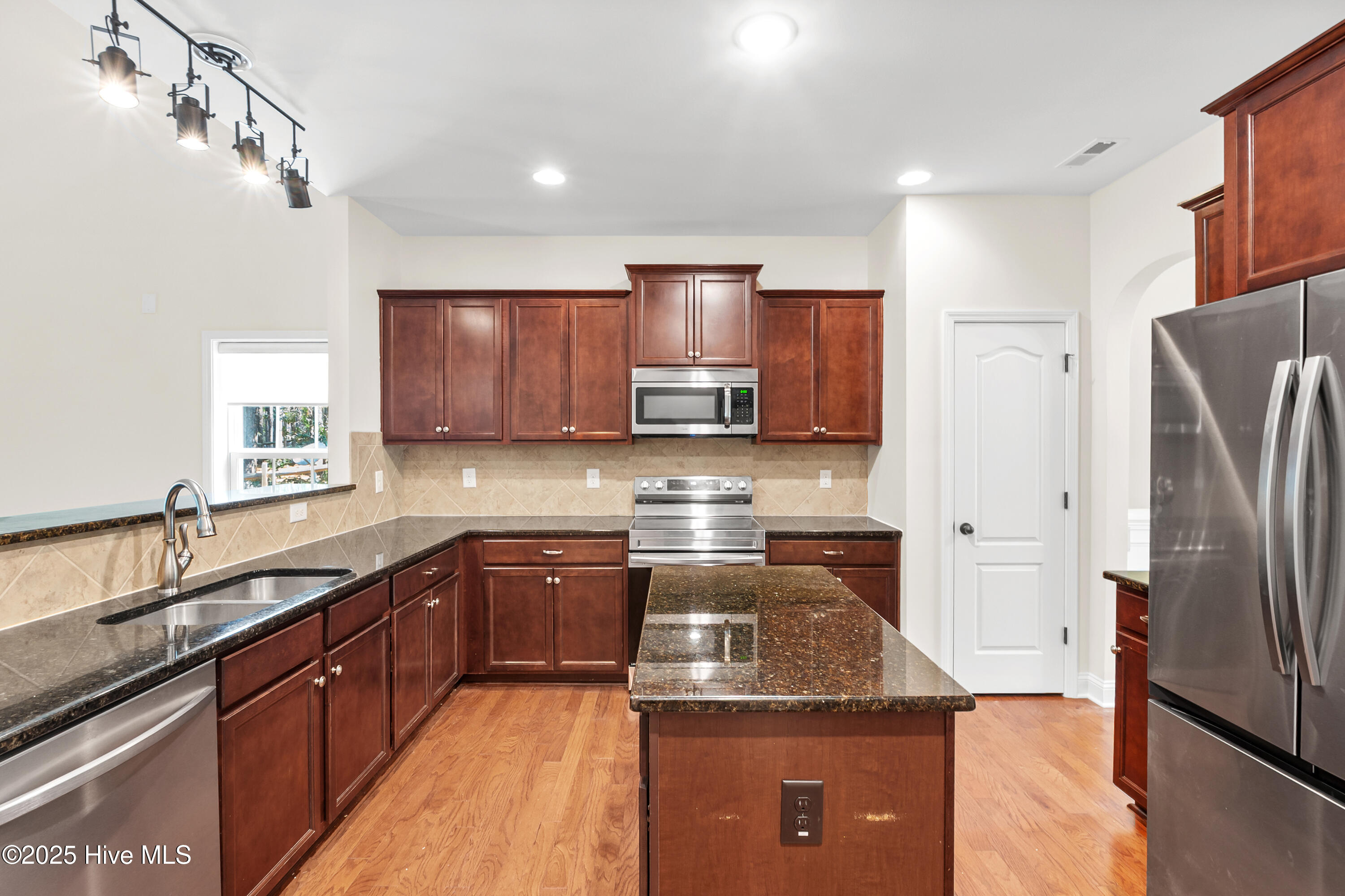 1 Catalpa Lane N