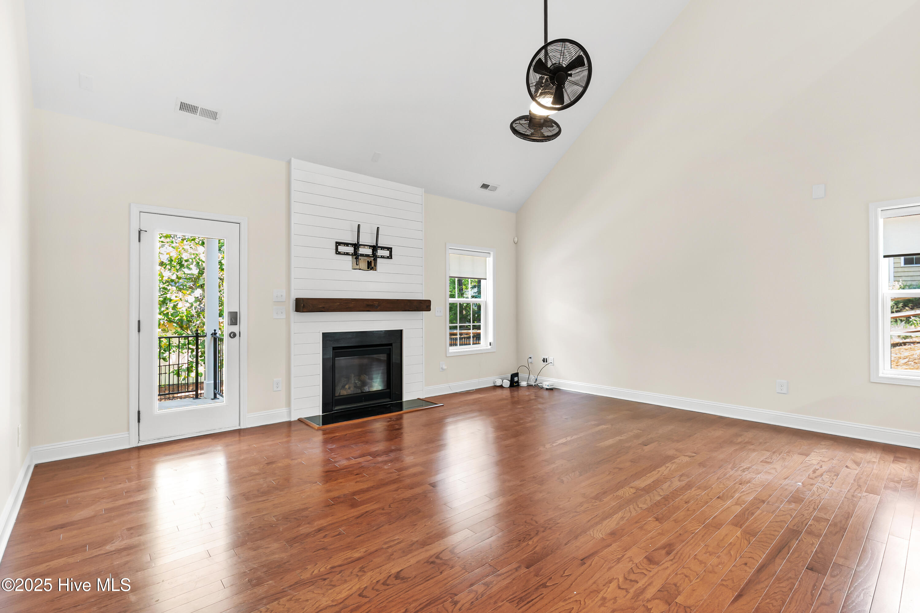 1 Catalpa Lane N
