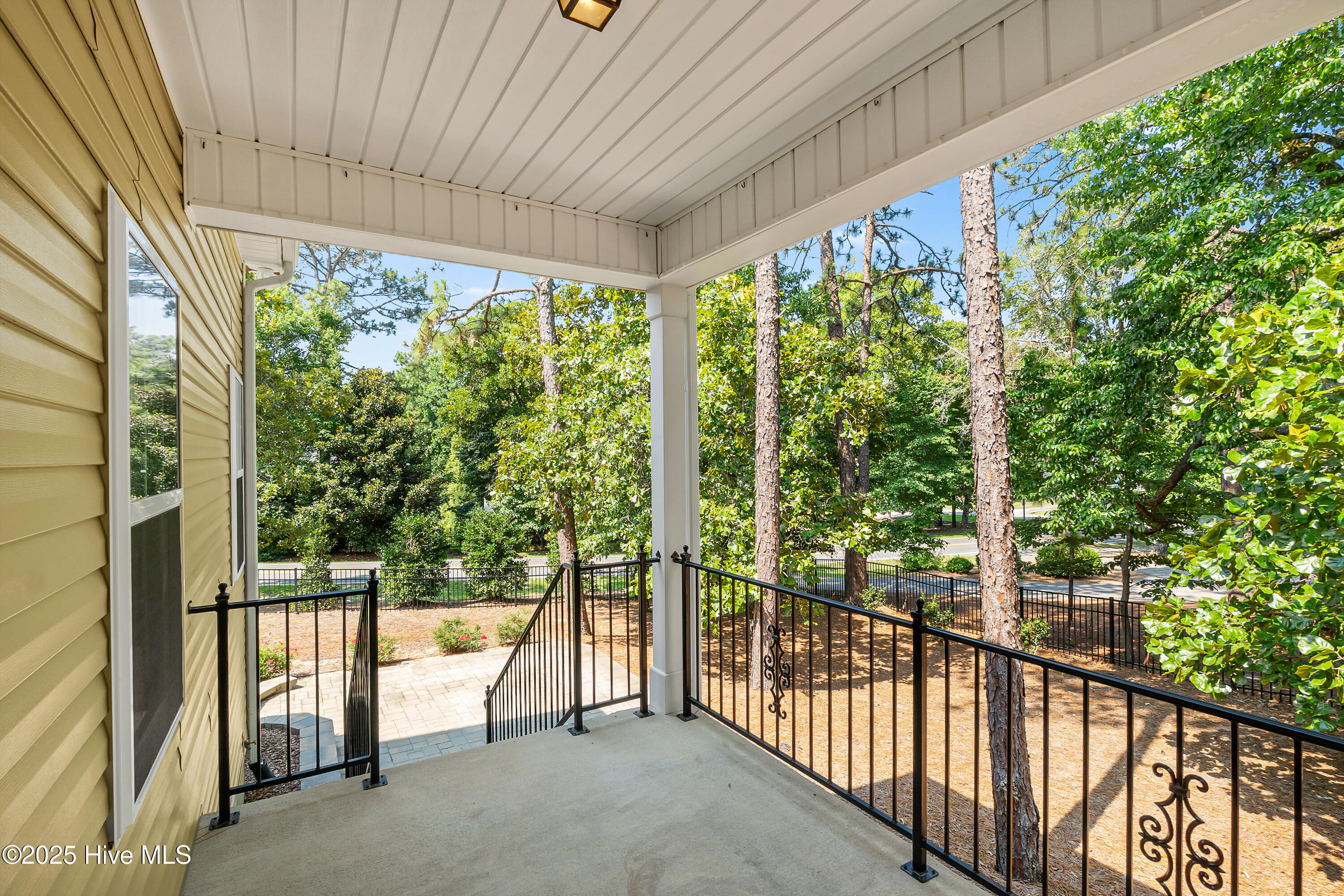 1 Catalpa Lane N
