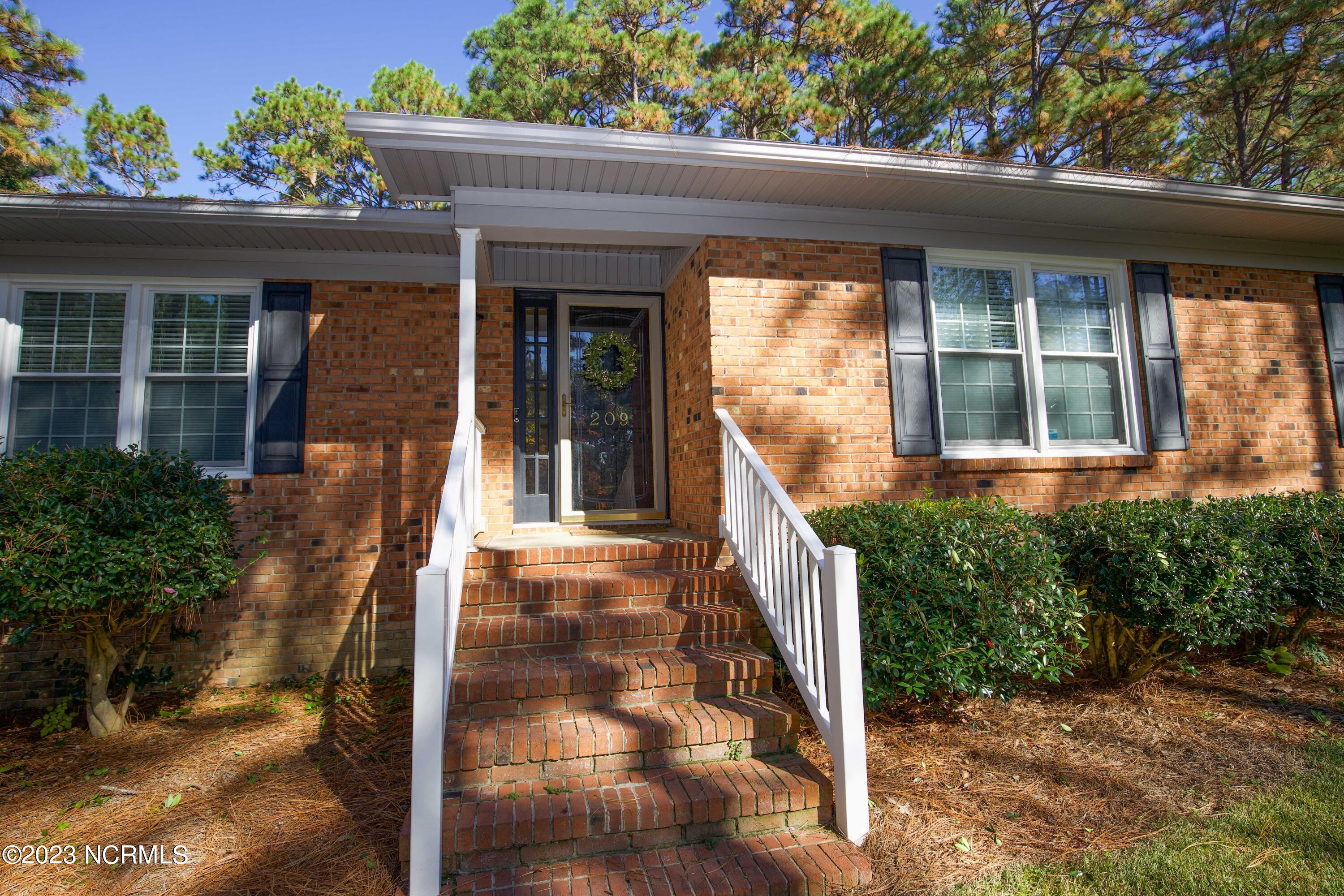209 Selkirk Trail