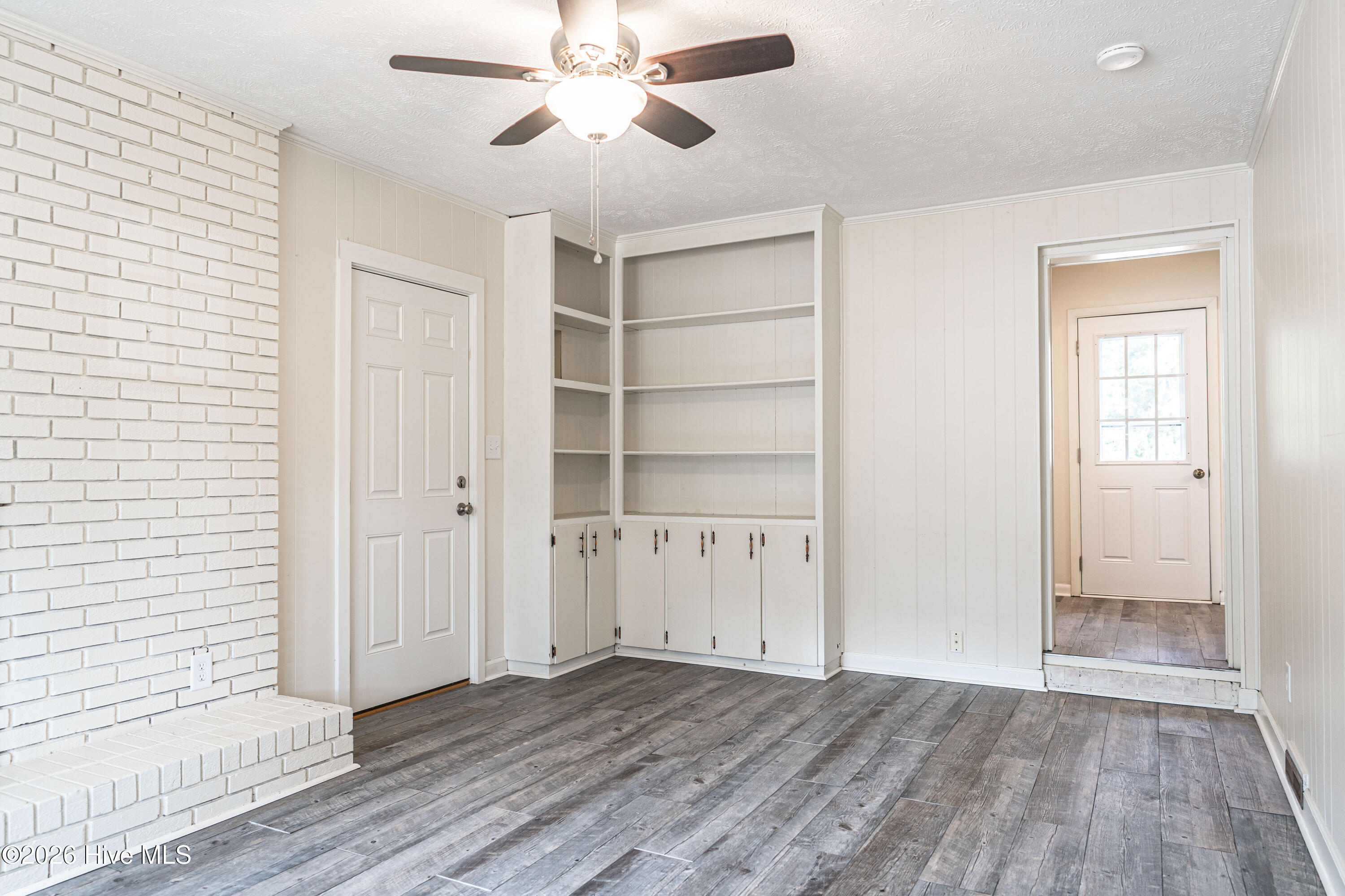 160 W Delaware Avenue