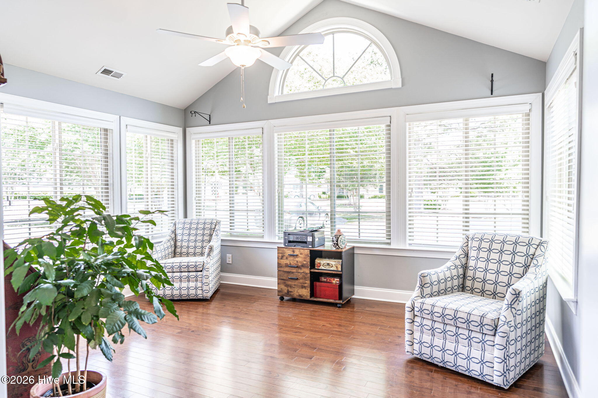 107 W Chelsea Court