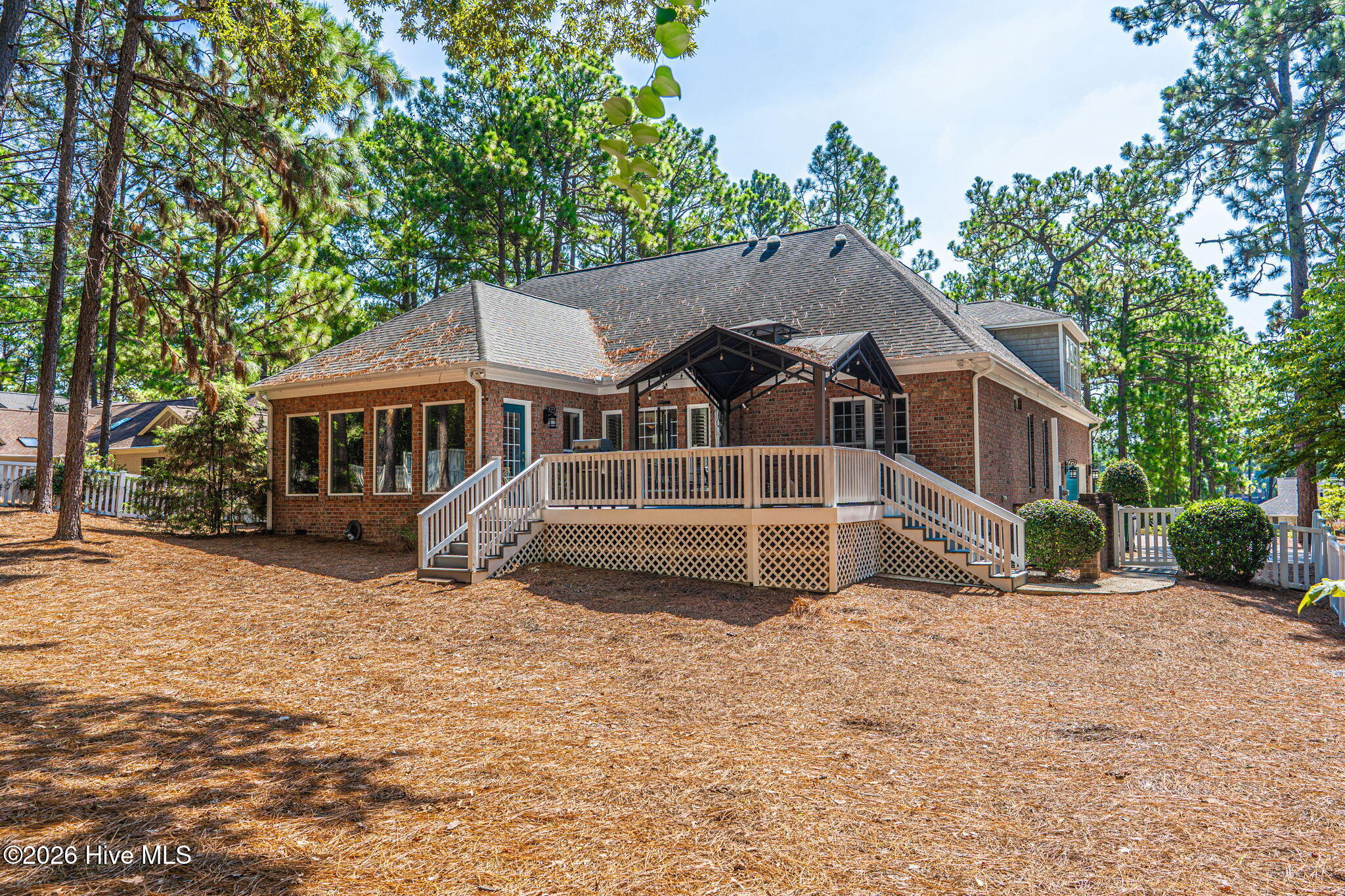 725 Lake Forest Drive SE
