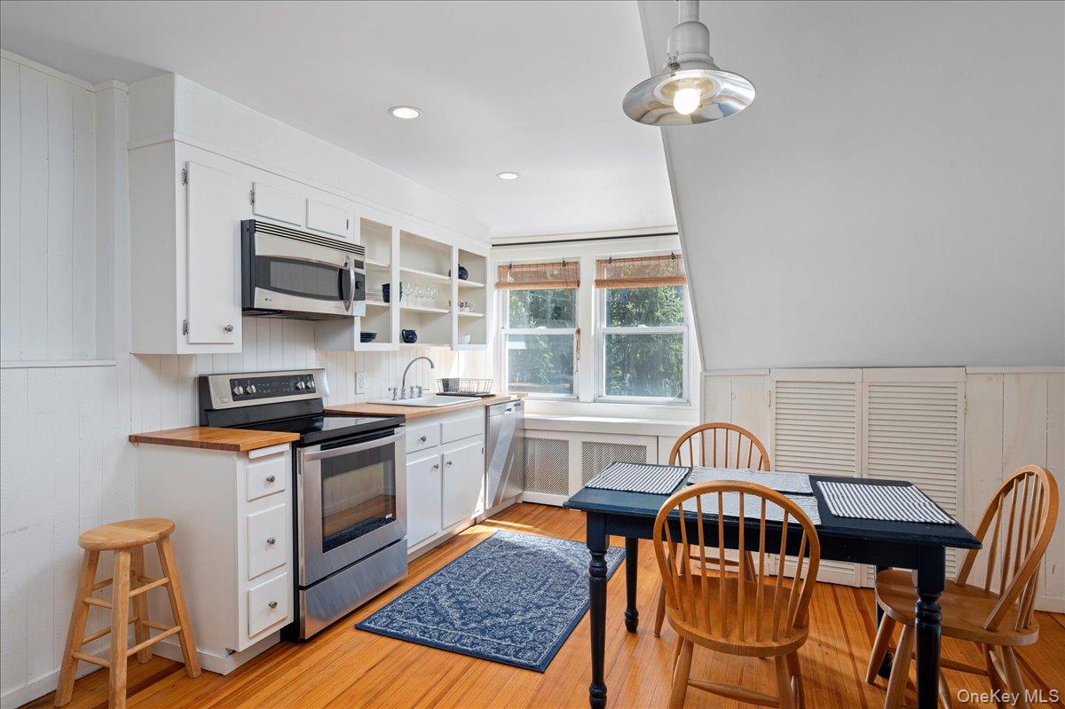 11 Cherry Avenue Unit: 2nd Floor