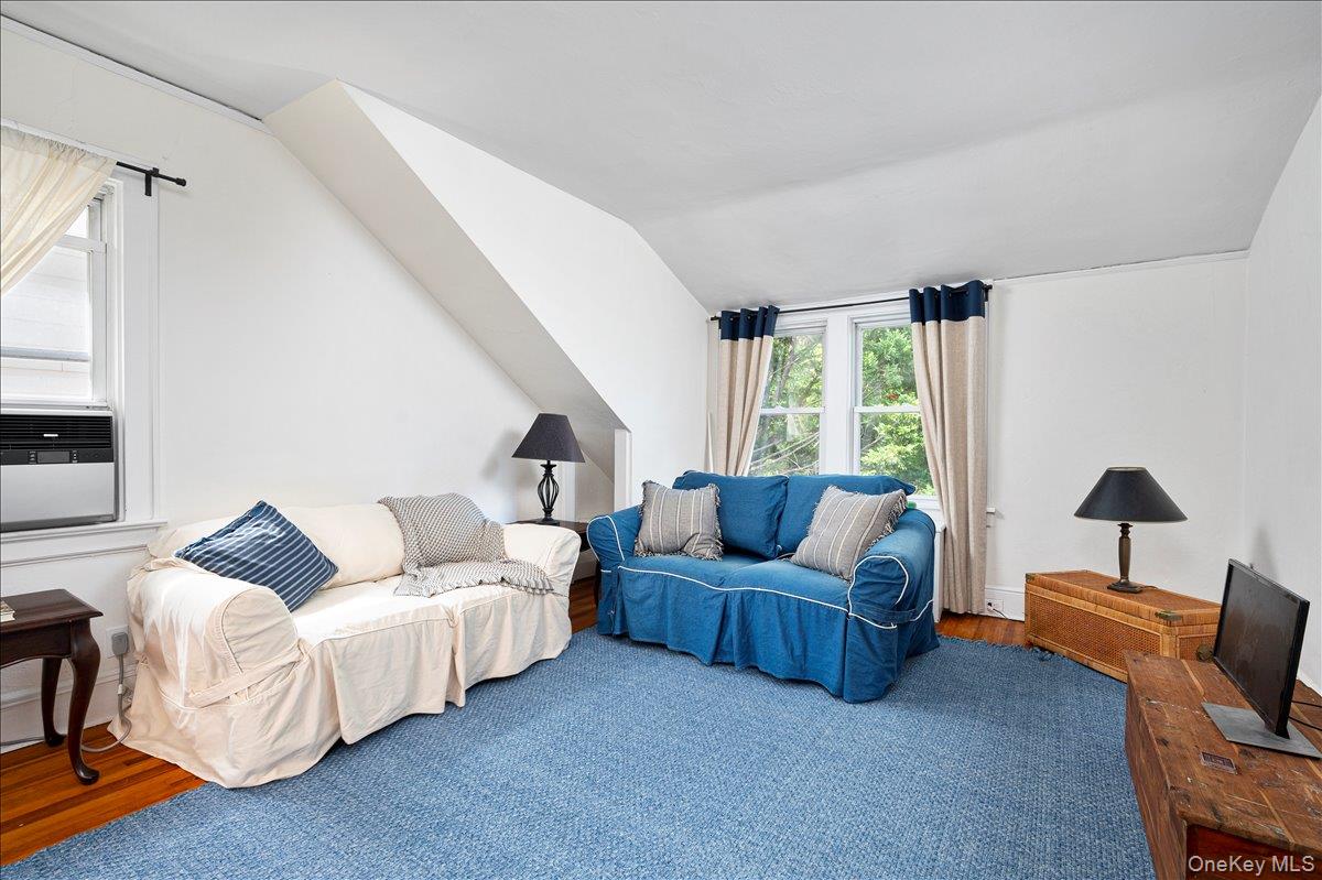 11 Cherry Avenue Unit: 2nd Floor
