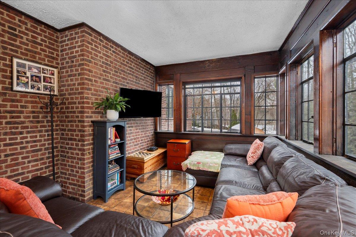 194 Hickory Grove Drive E