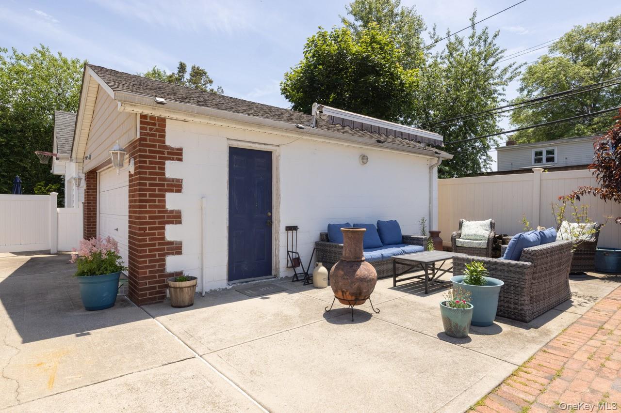 933 Third Avenue