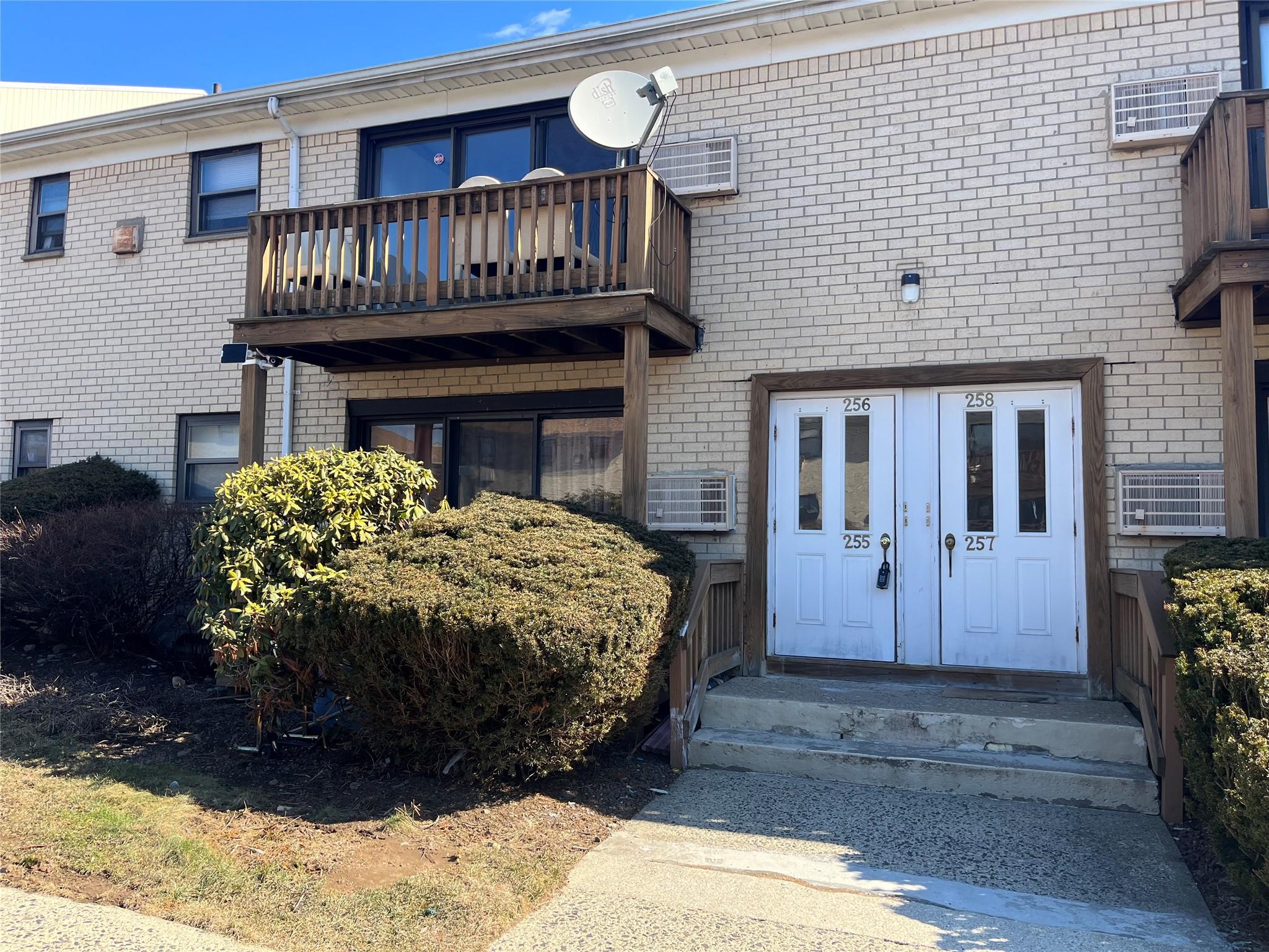 256 Sneden Place W Unit: 256