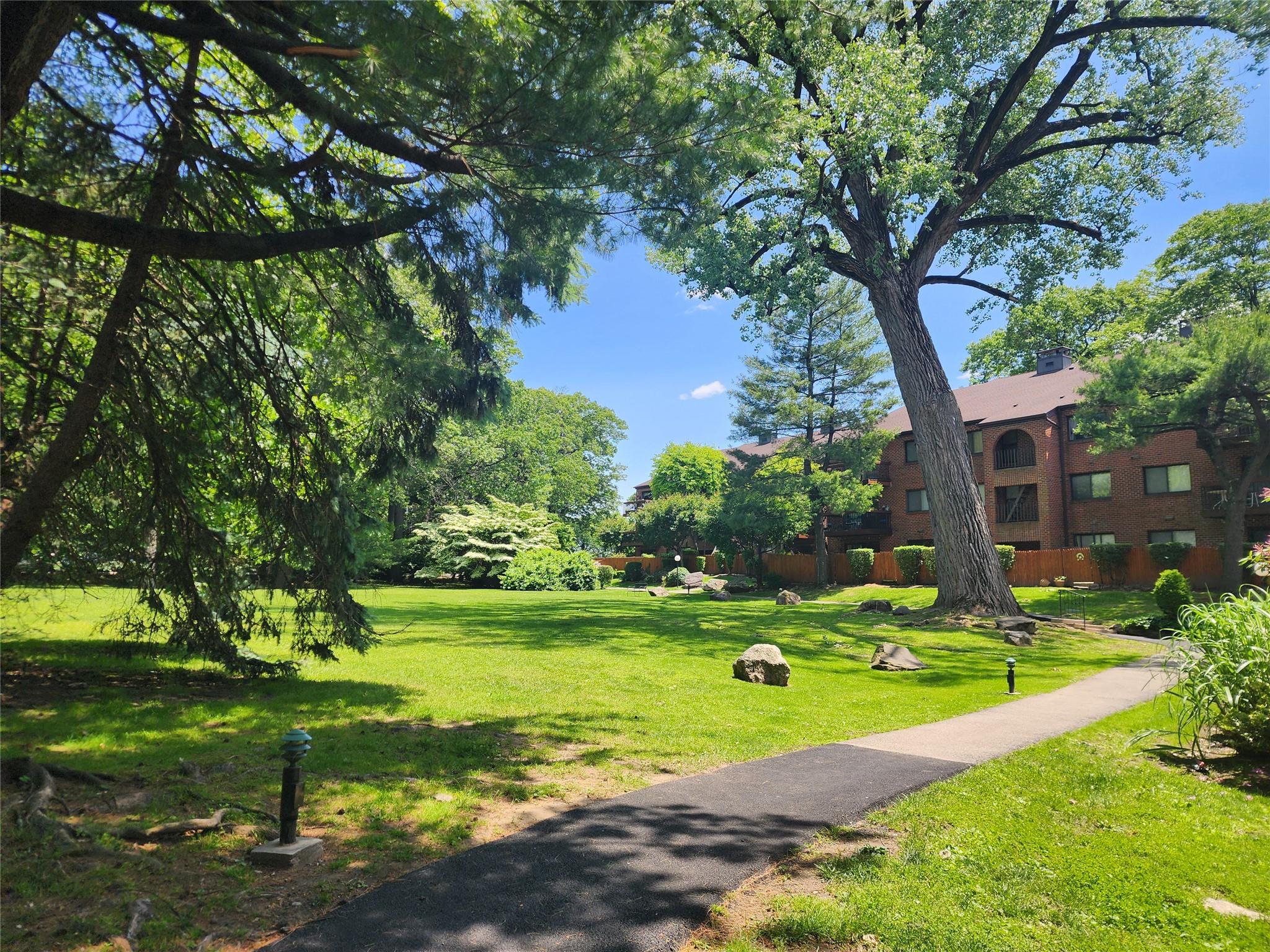 18 Bronxville Glen Drive Unit: 9