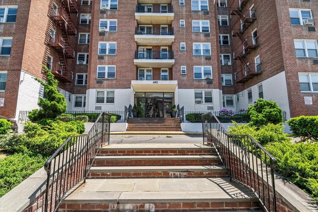 440 Warburton Avenue Unit: 4k