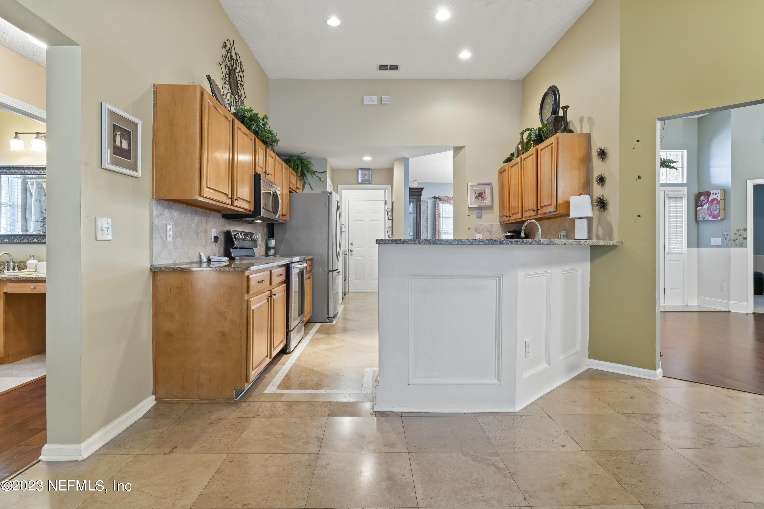 8146 LEAFCREST Drive