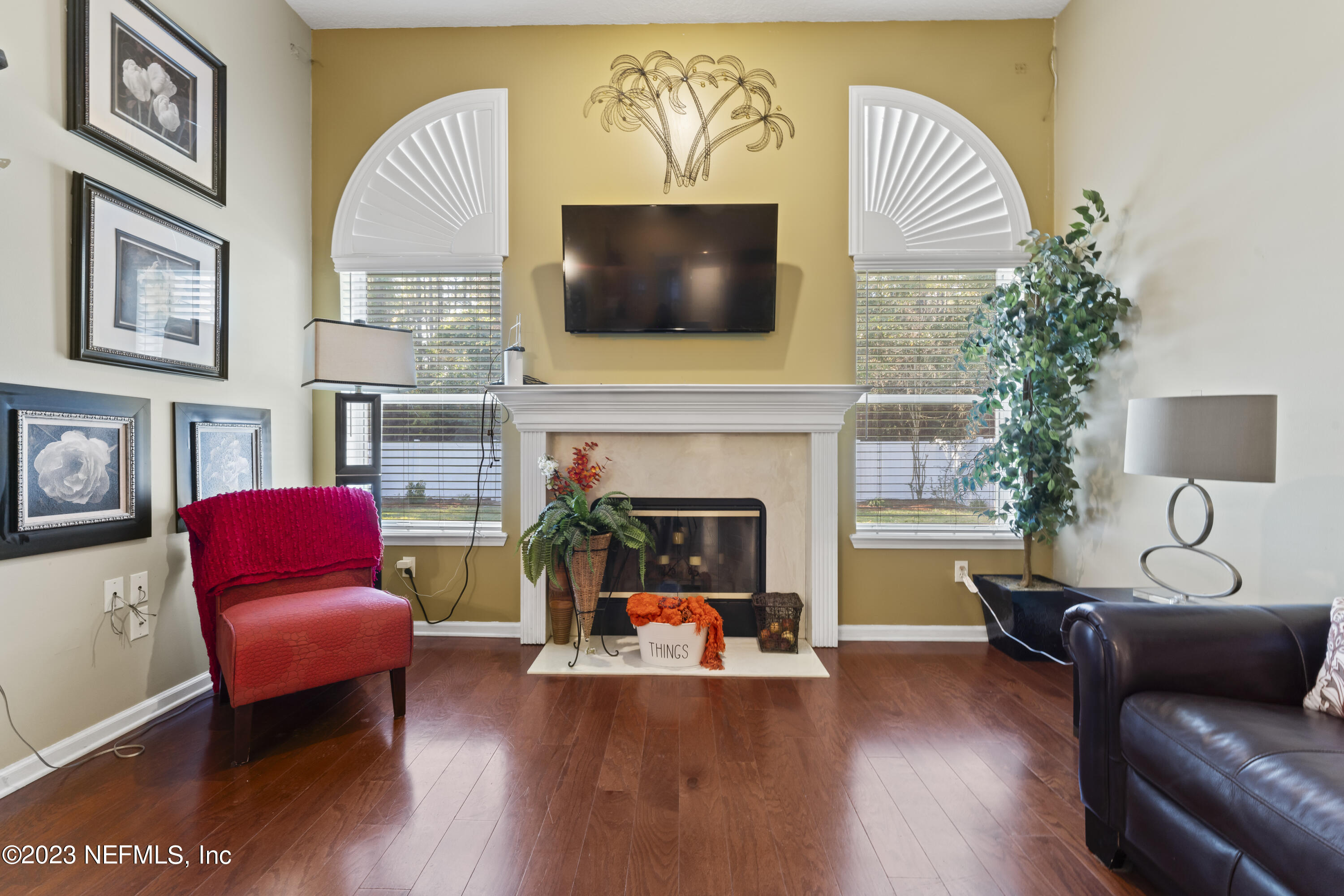 8146 LEAFCREST Drive