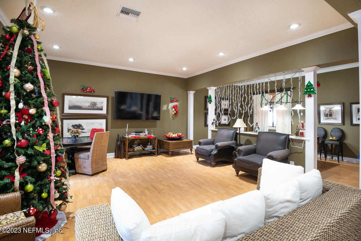 5811 ATLANTIC Boulevard, 73