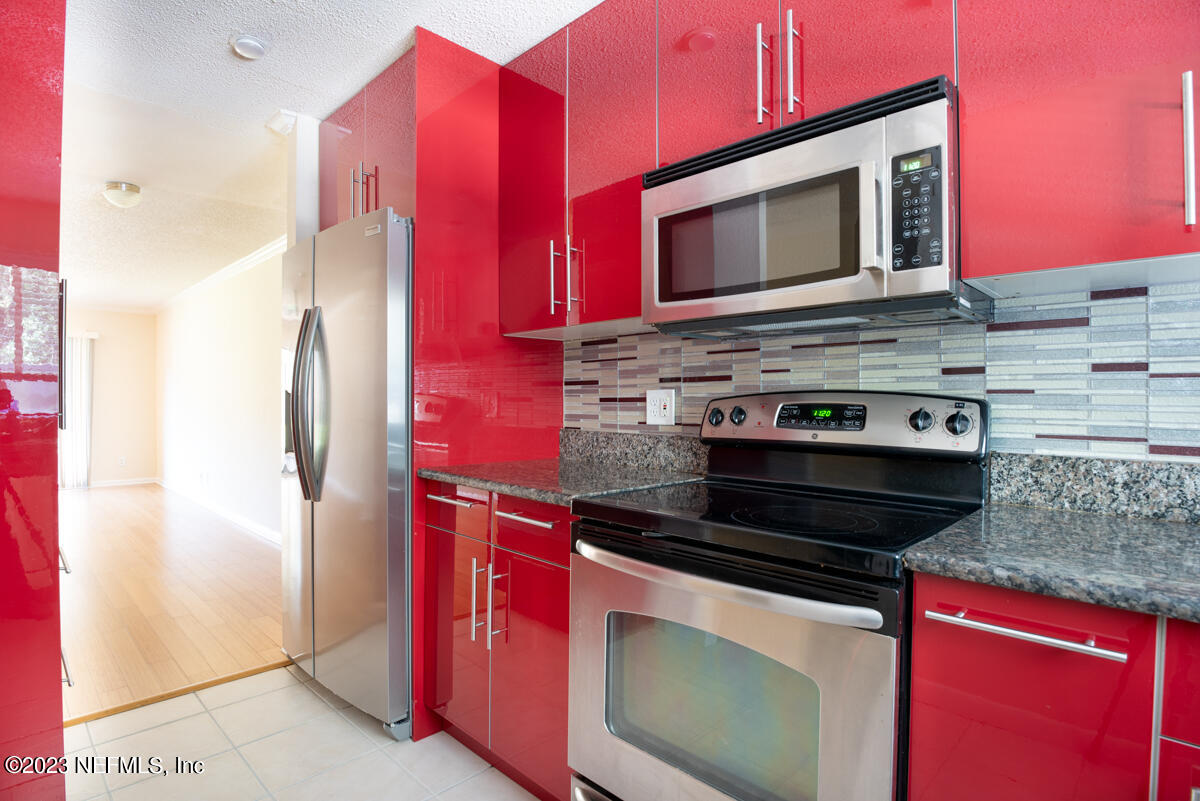 5811 ATLANTIC Boulevard, 73