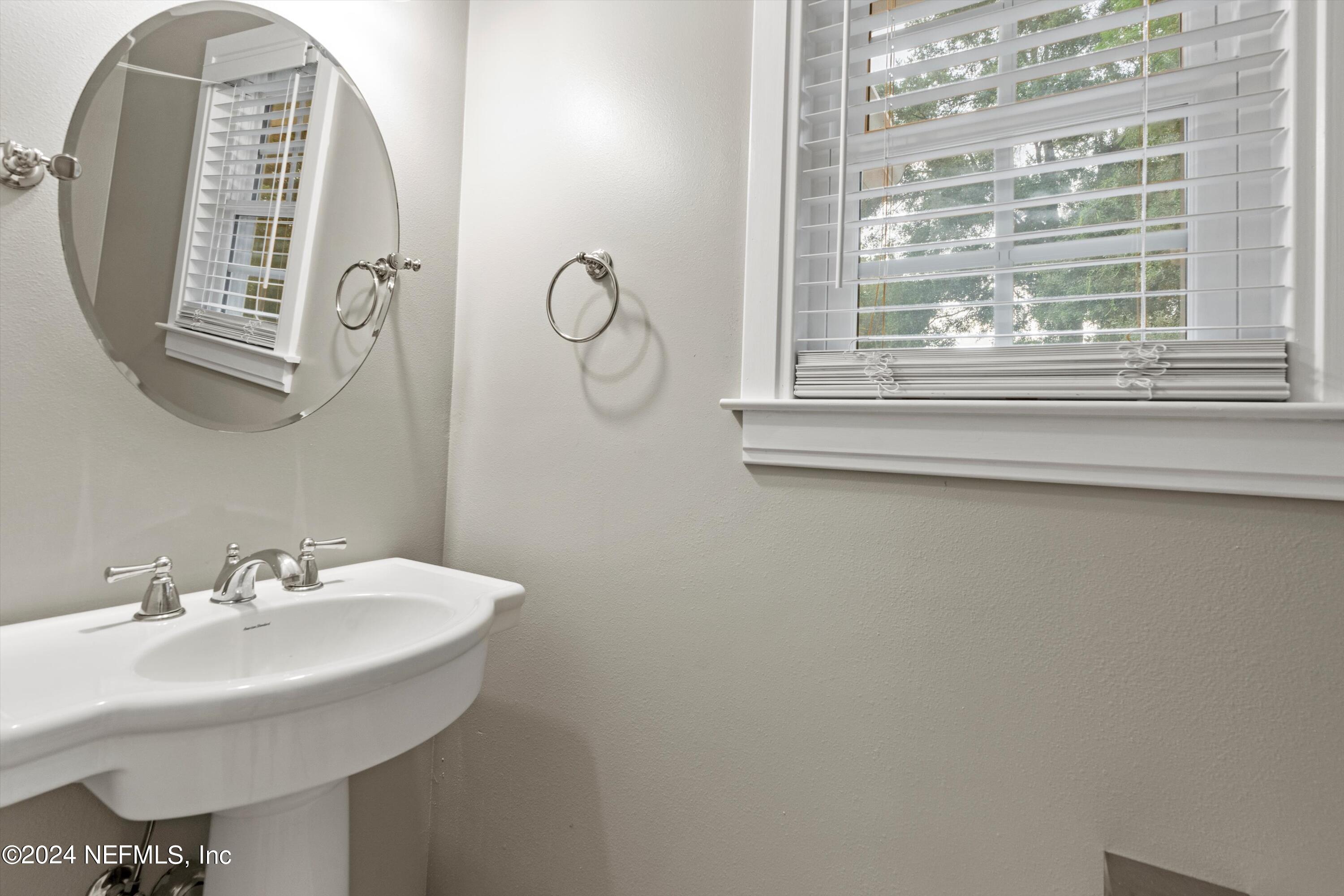 4542 PINEWOOD Avenue