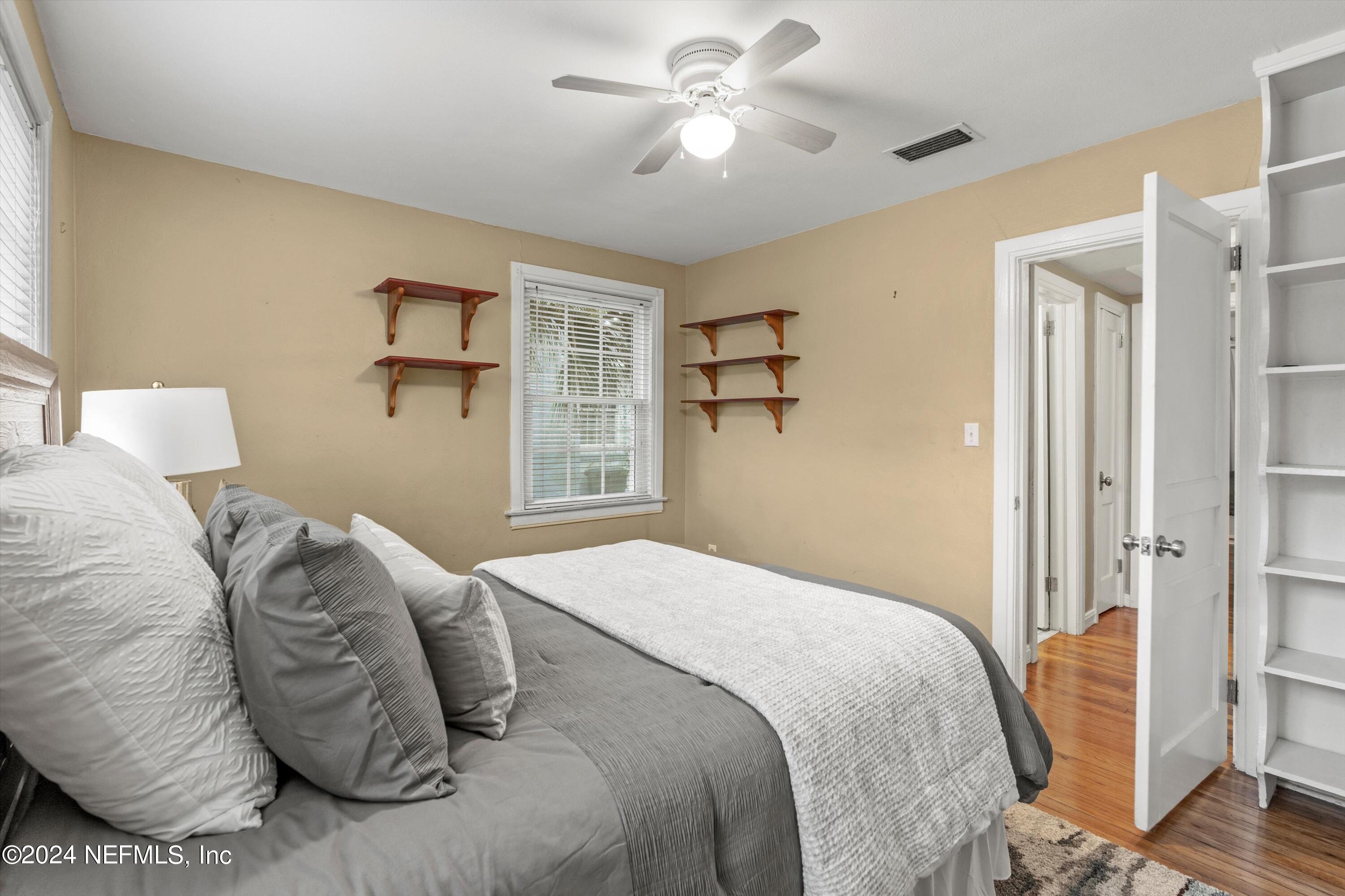 4542 PINEWOOD Avenue