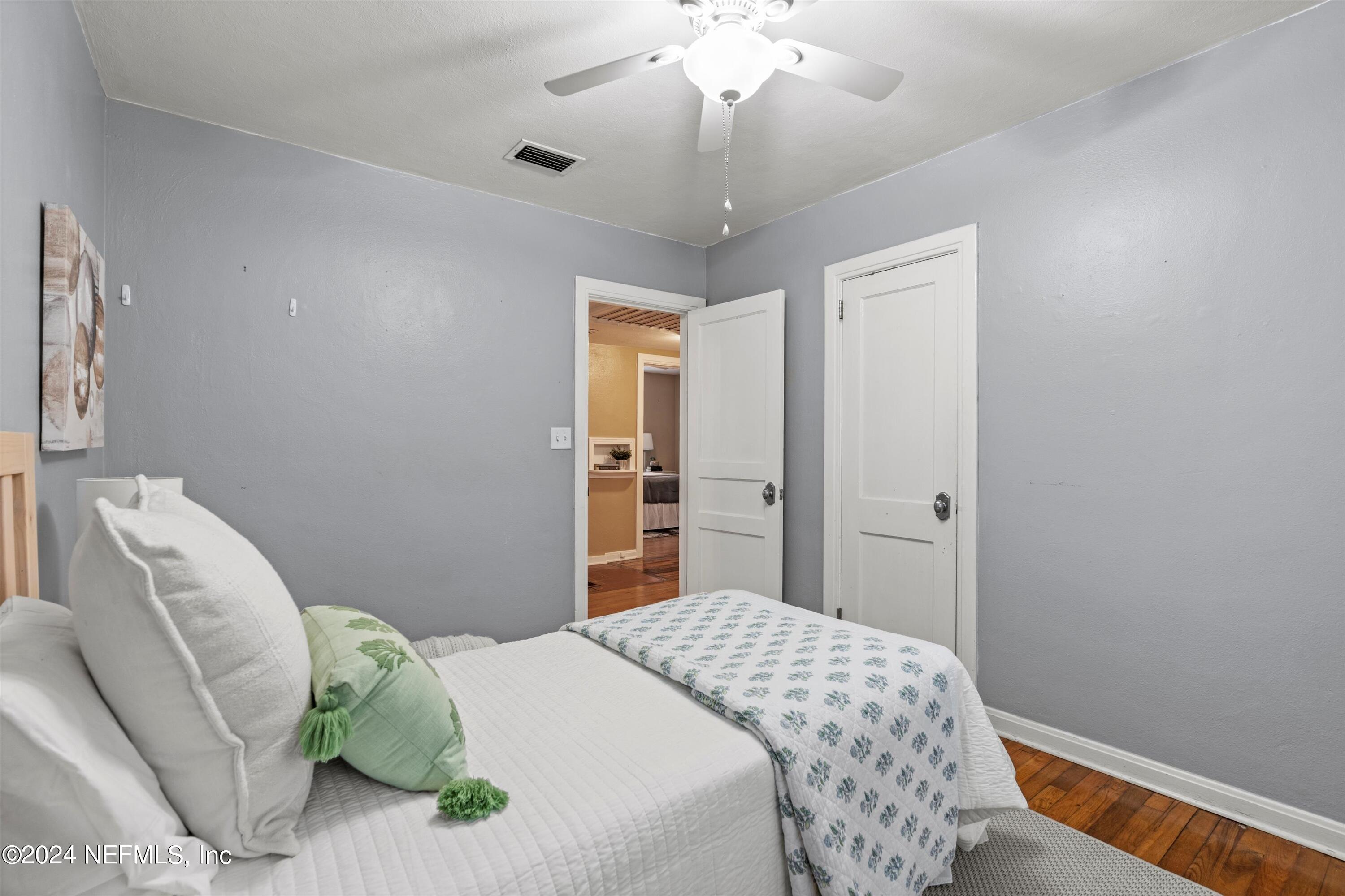 4542 PINEWOOD Avenue