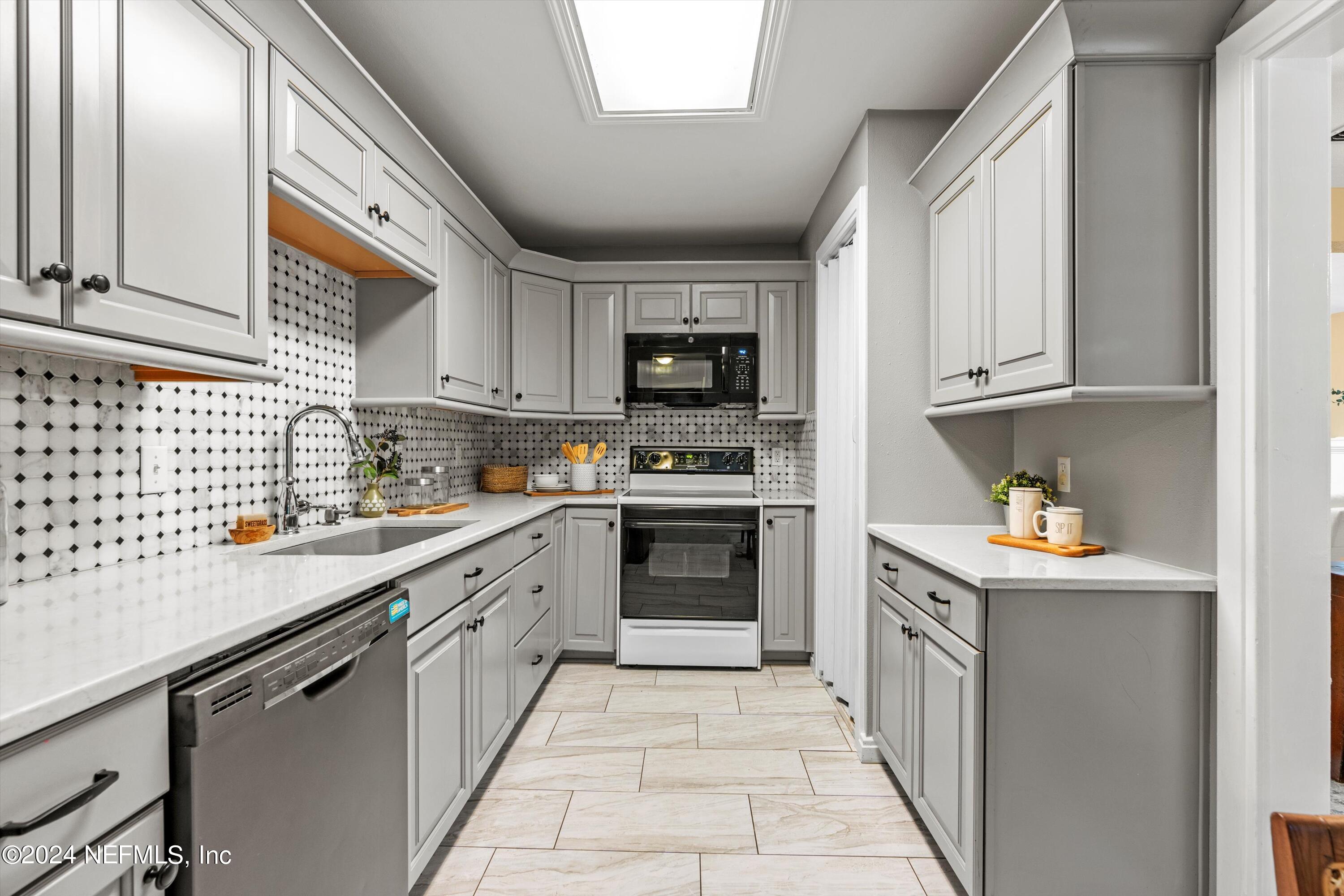 4542 PINEWOOD Avenue