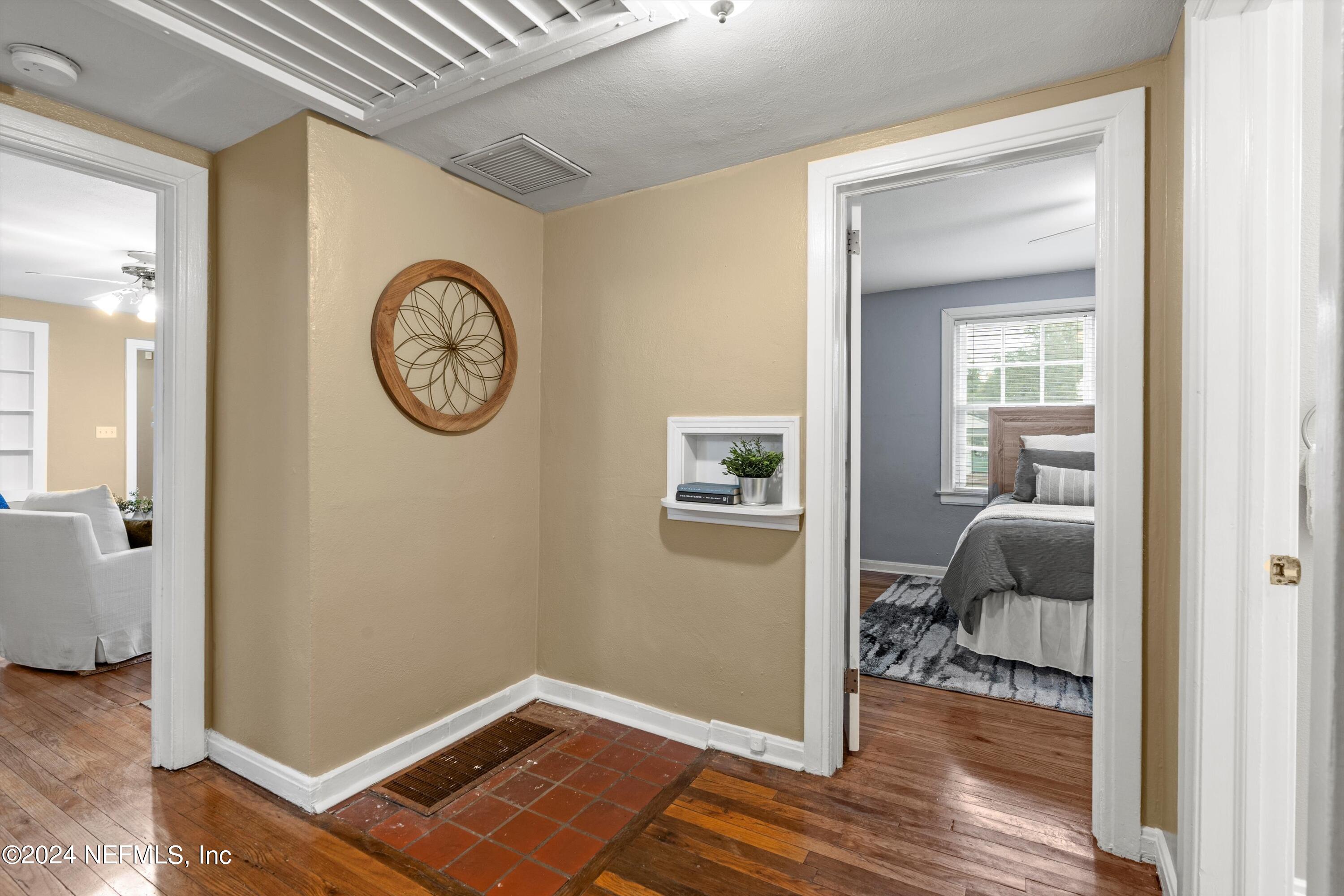 4542 PINEWOOD Avenue