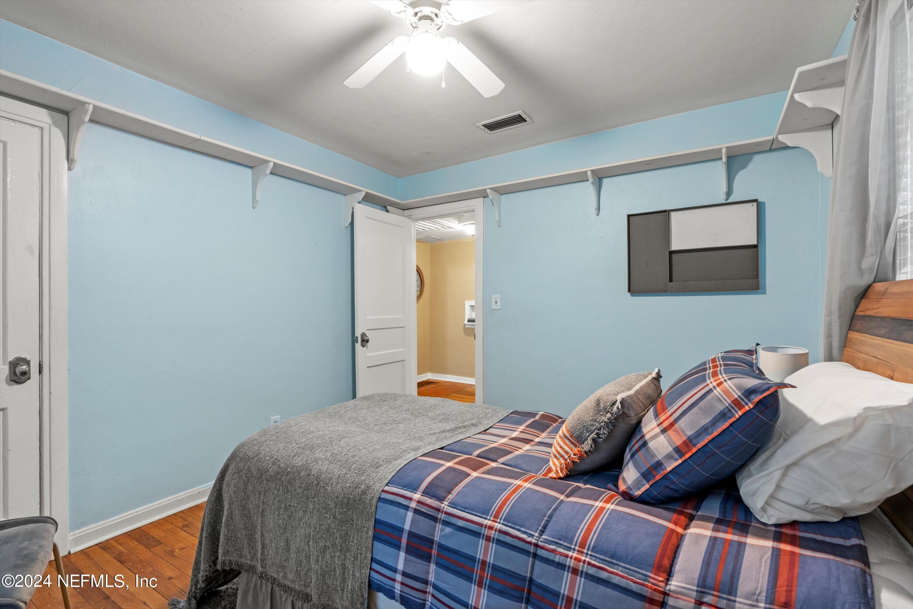 4542 PINEWOOD Avenue