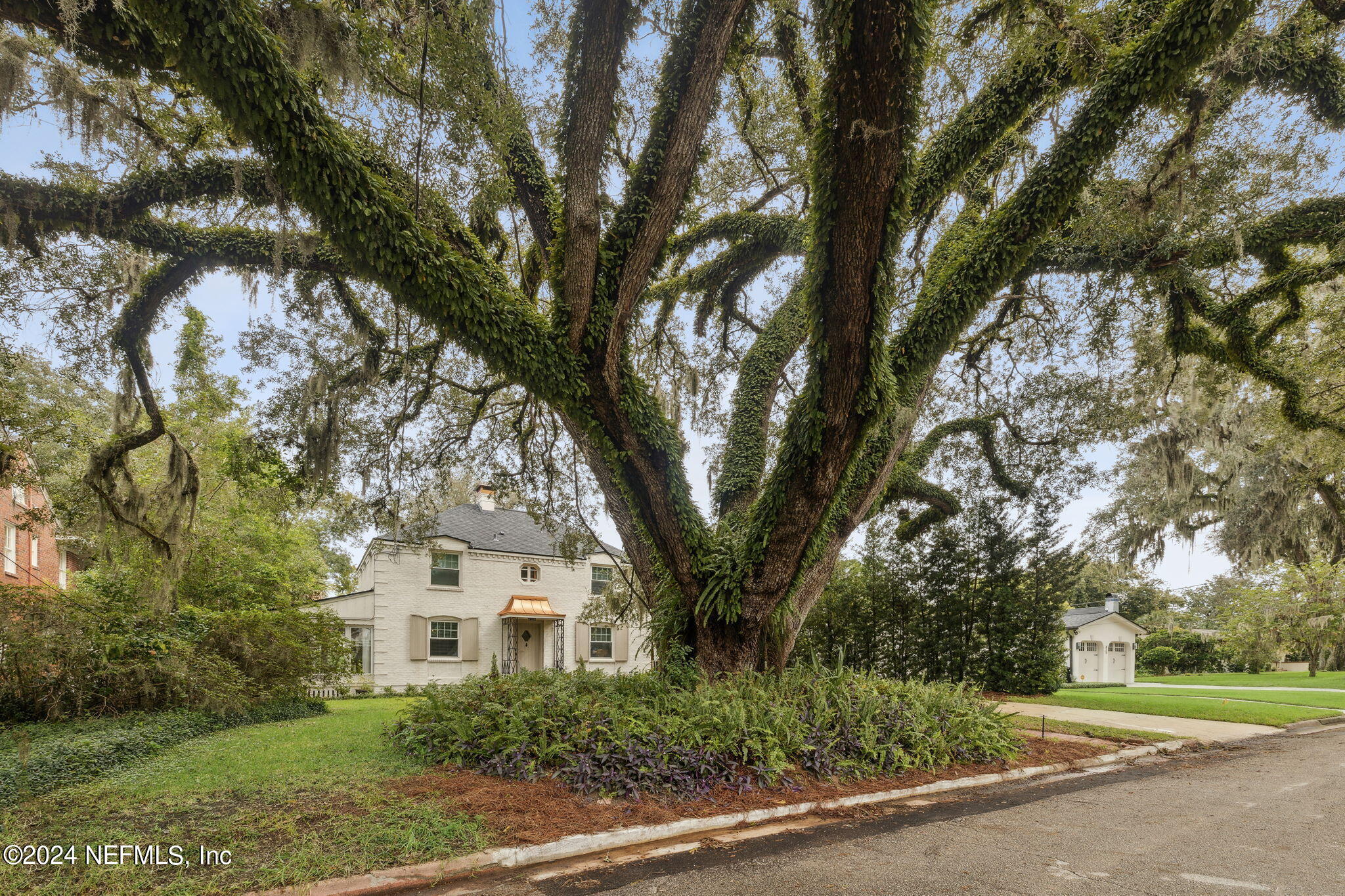 815 ALHAMBRA Drive N