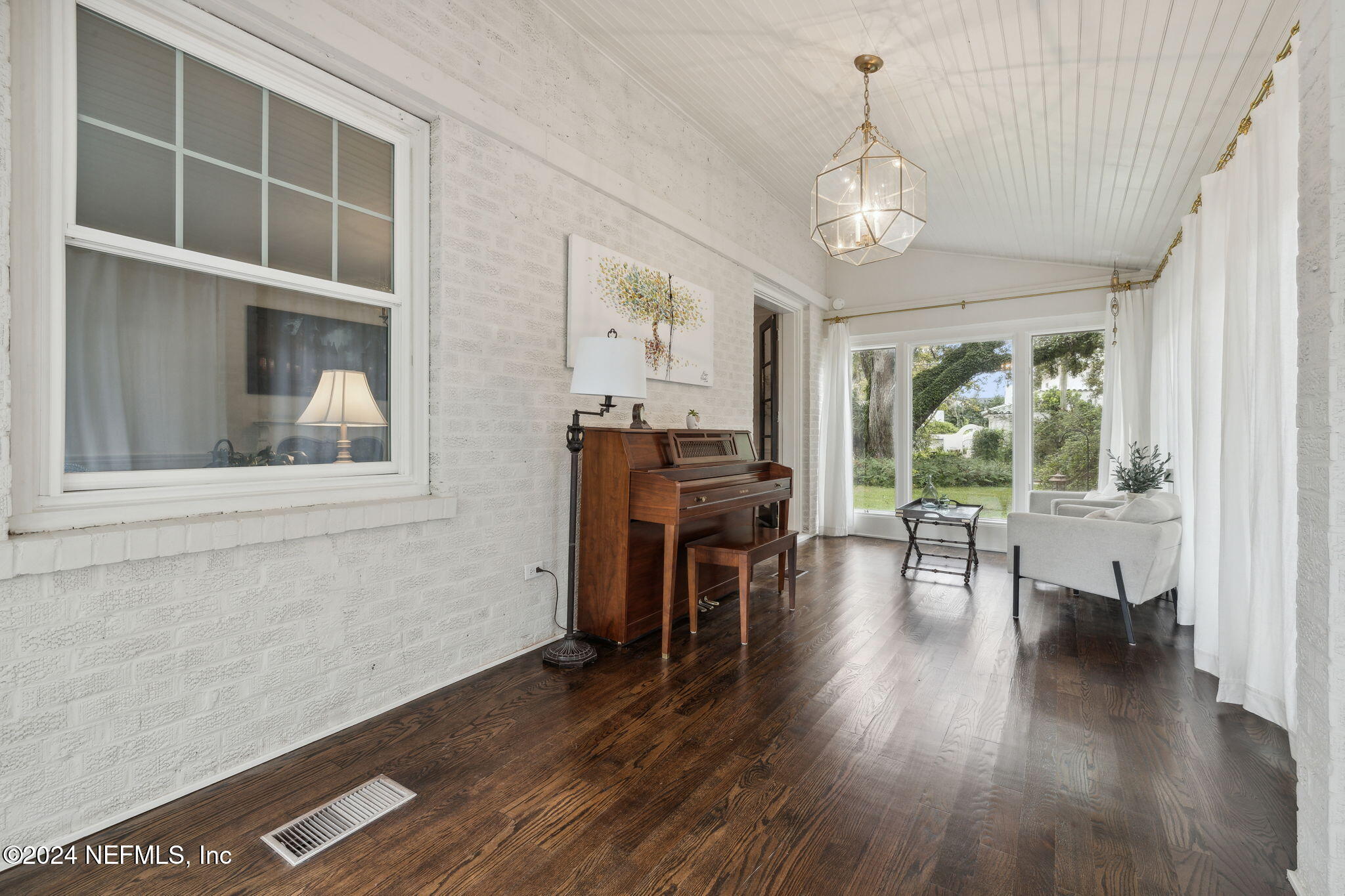 815 ALHAMBRA Drive N