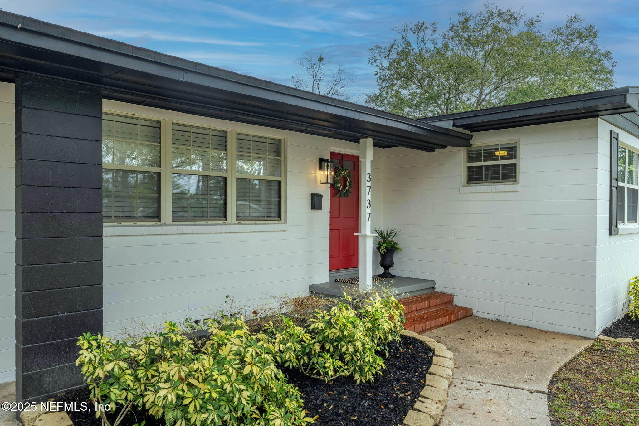 3737 VIA DE LA REINA Street