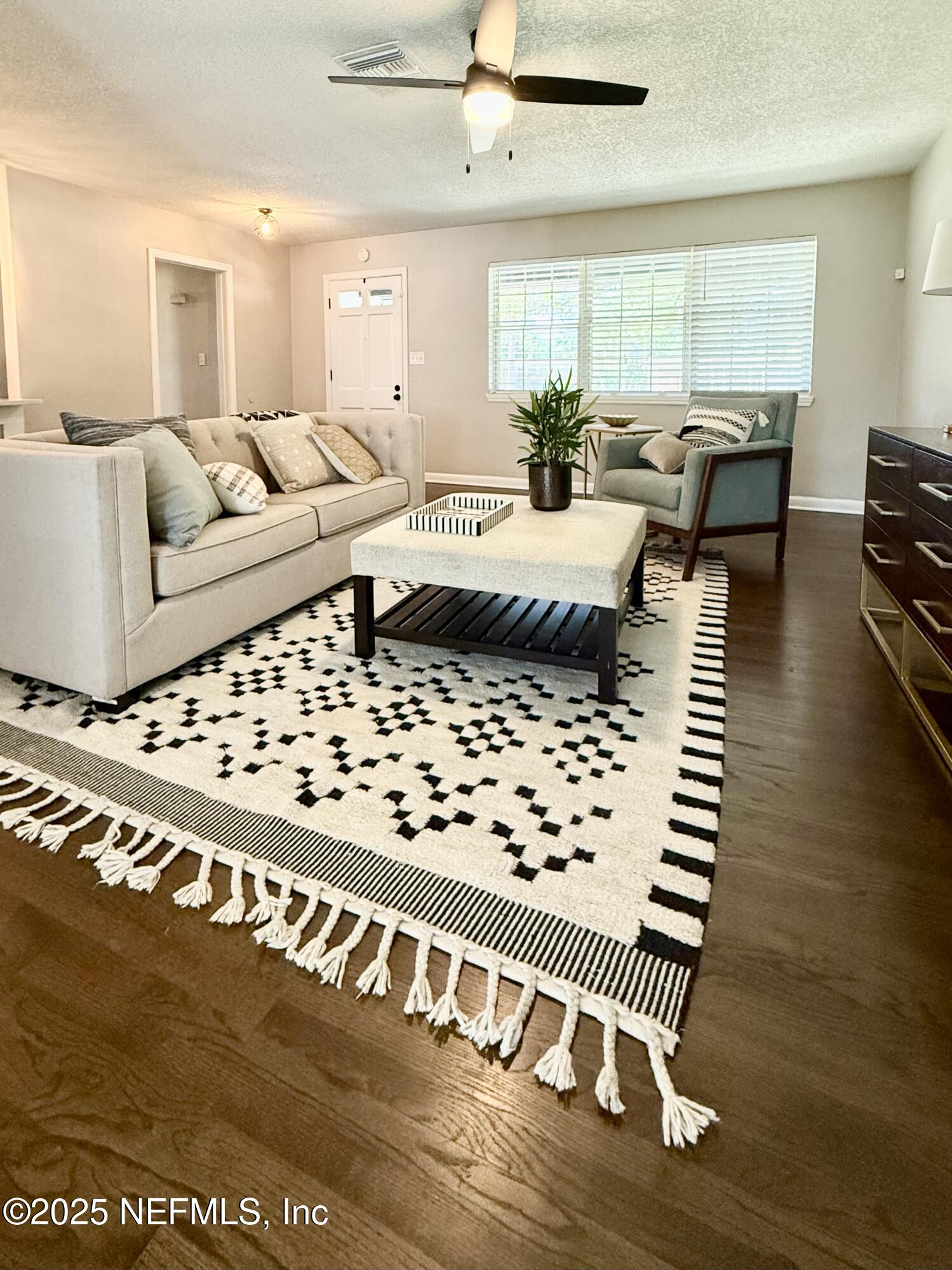 3737 VIA DE LA REINA Street