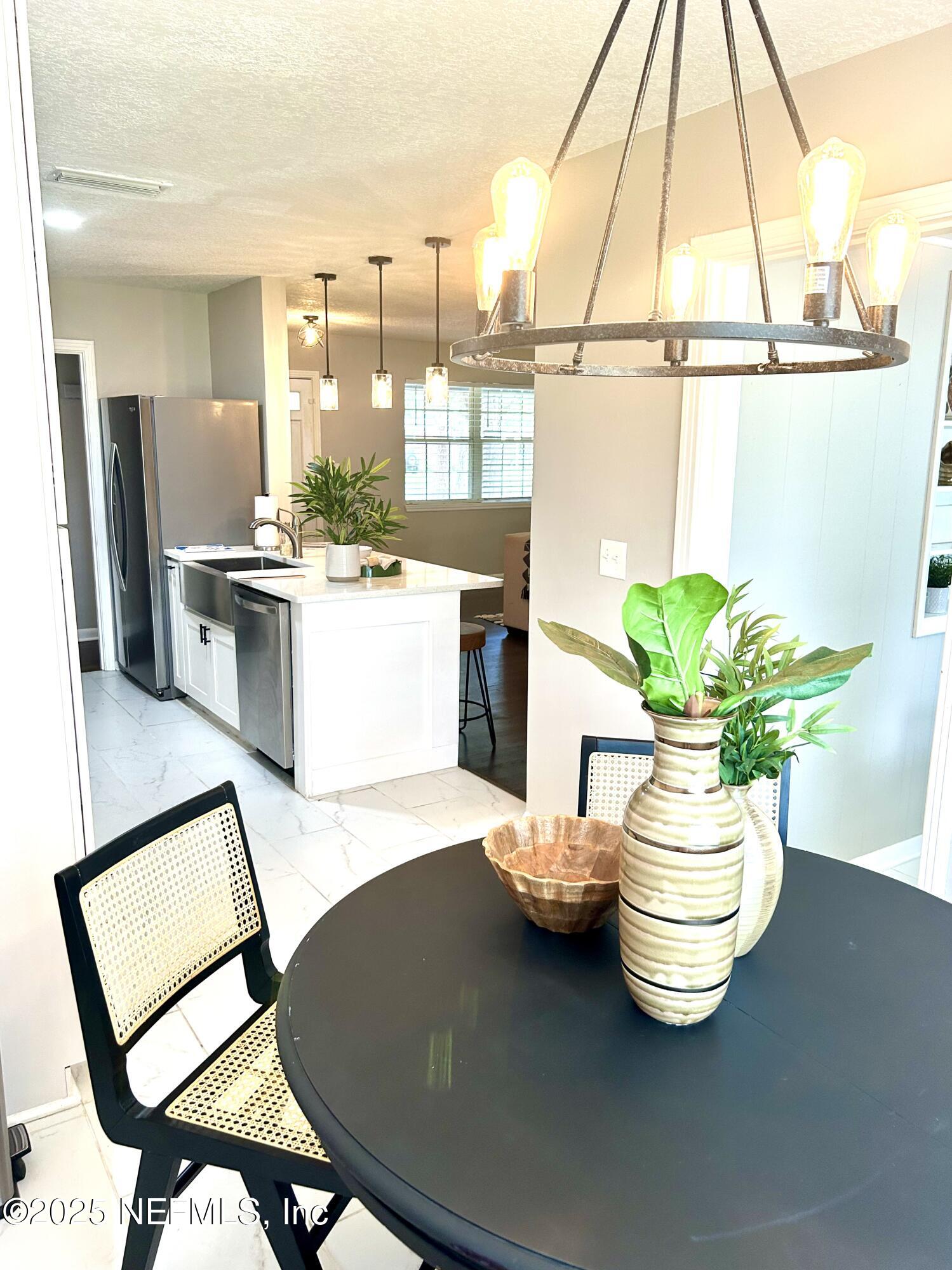 3737 VIA DE LA REINA Street