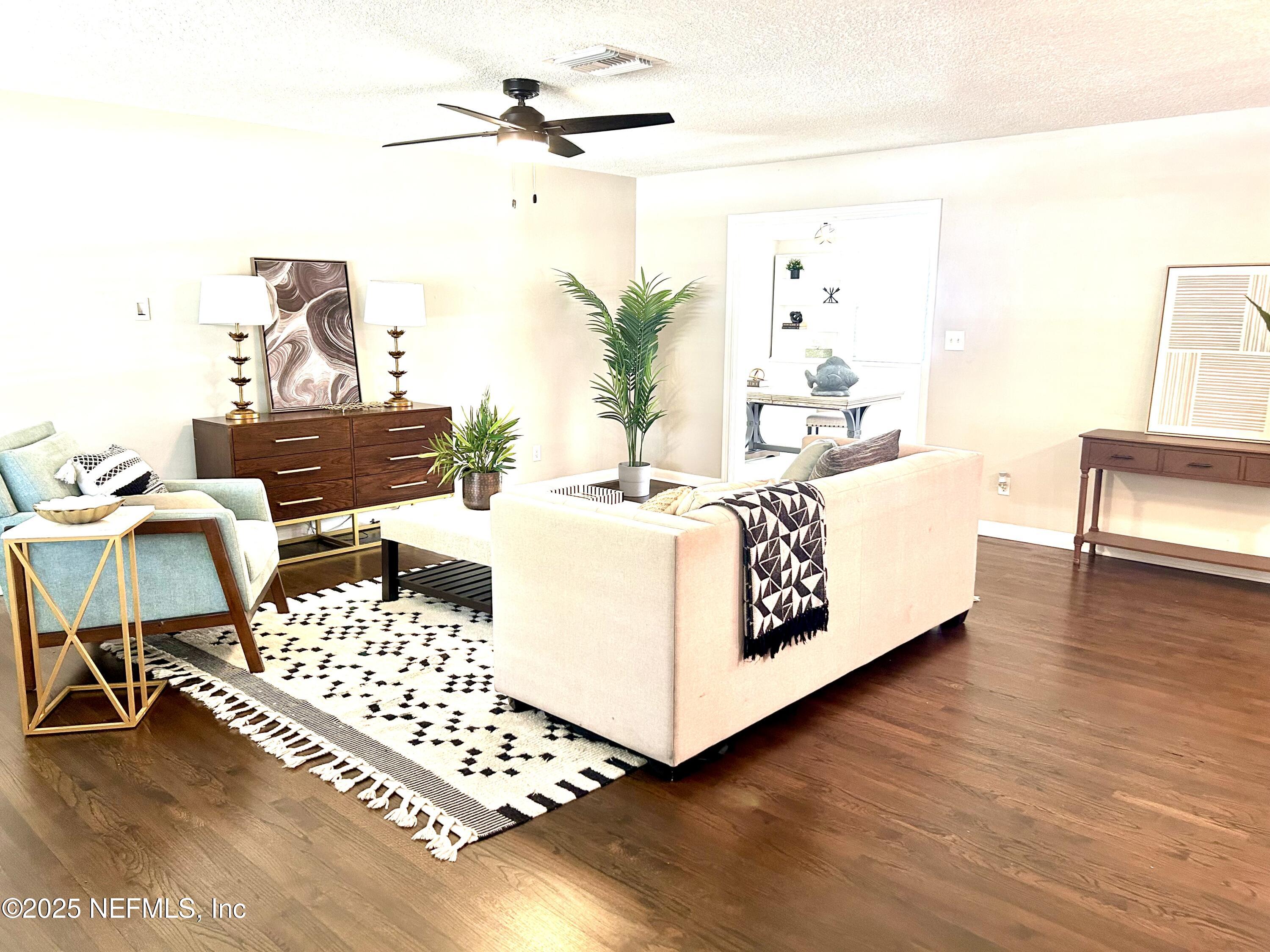 3737 VIA DE LA REINA Street